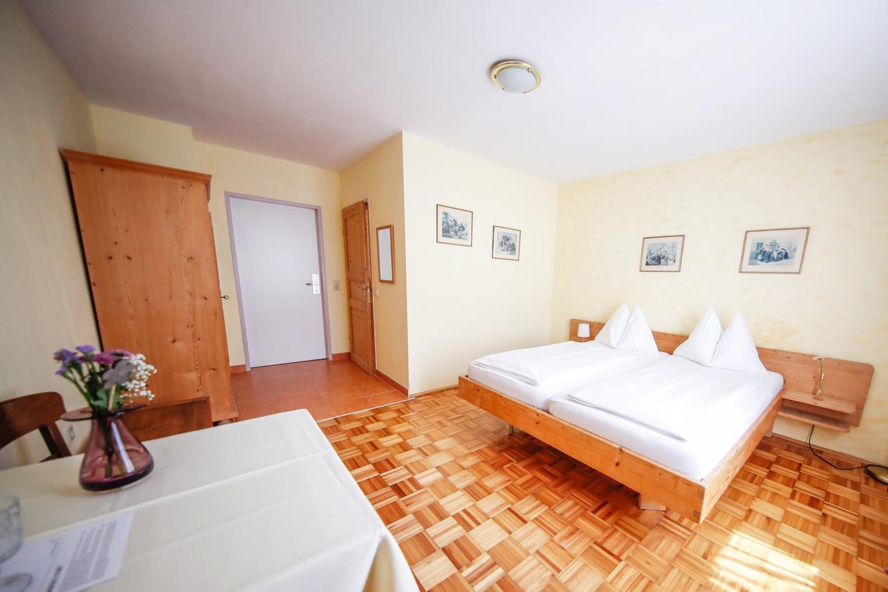 Doppelzimmer zur Einzelnutzung mit Straßenblick