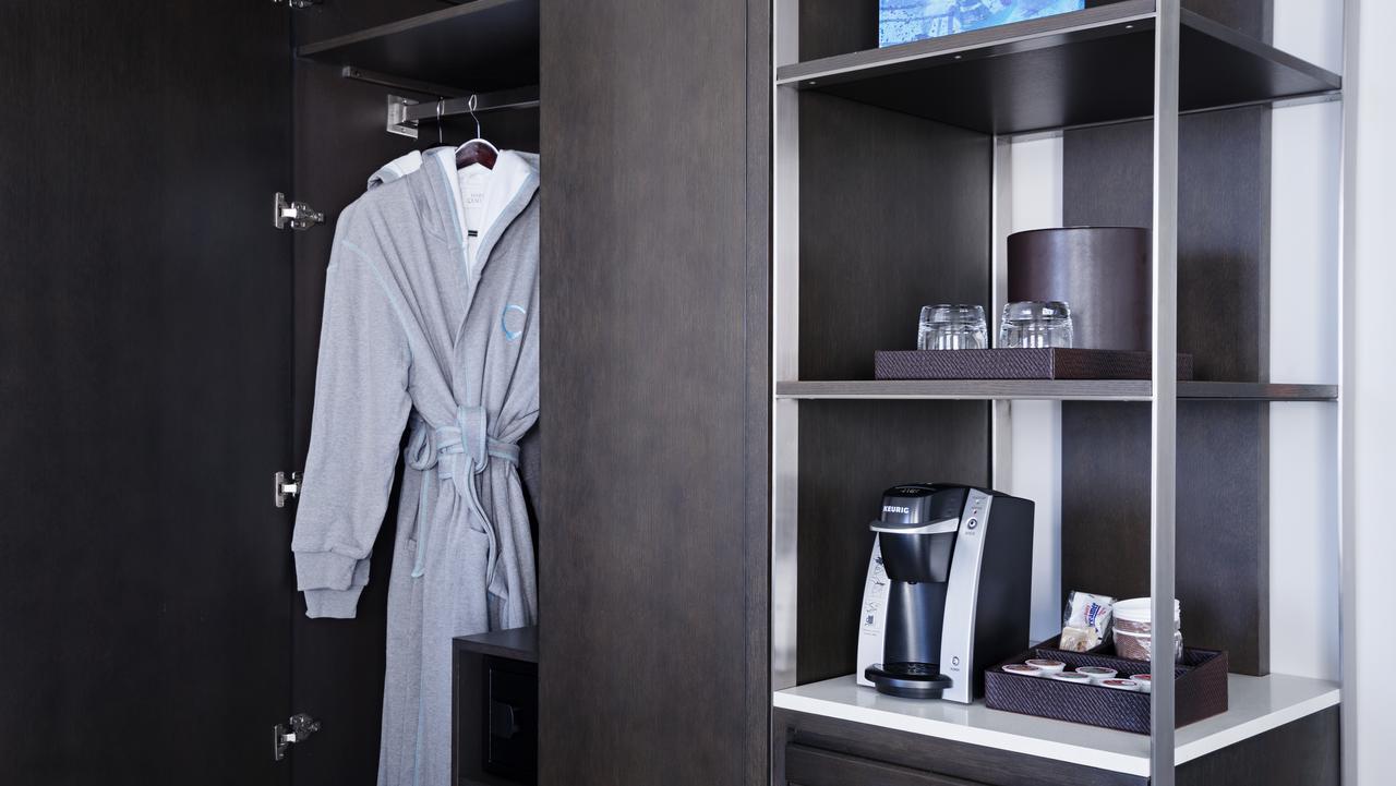 Habitación con cama extragrande y balcón