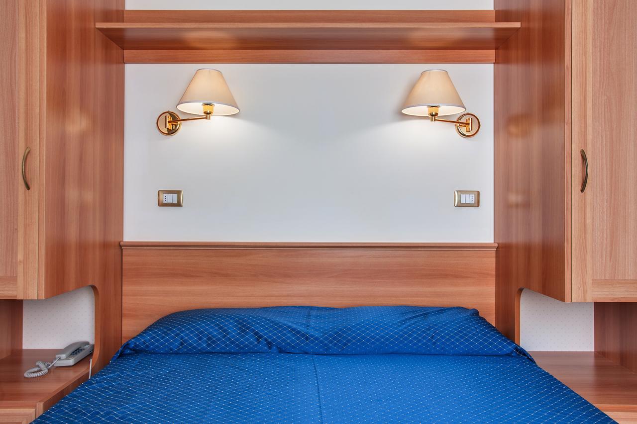 Double or Twin Room,668804220:JPEG