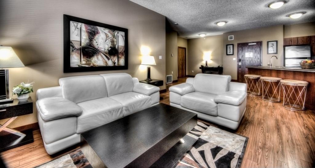 2 Bedroom Suite with 1 King Bed and 2 Double Beds, Washer/Dryer and Full Kitchenette