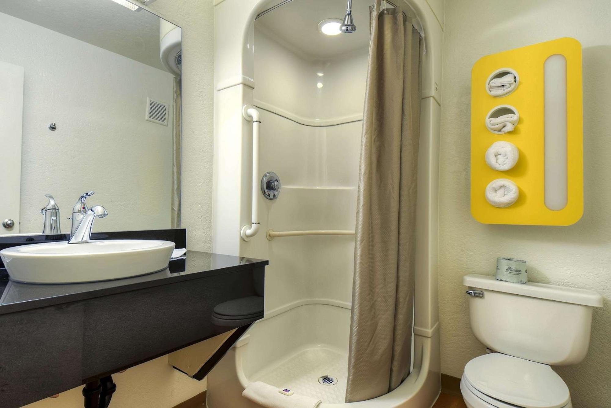 1 Queen Bed |Near Long Beach Airport