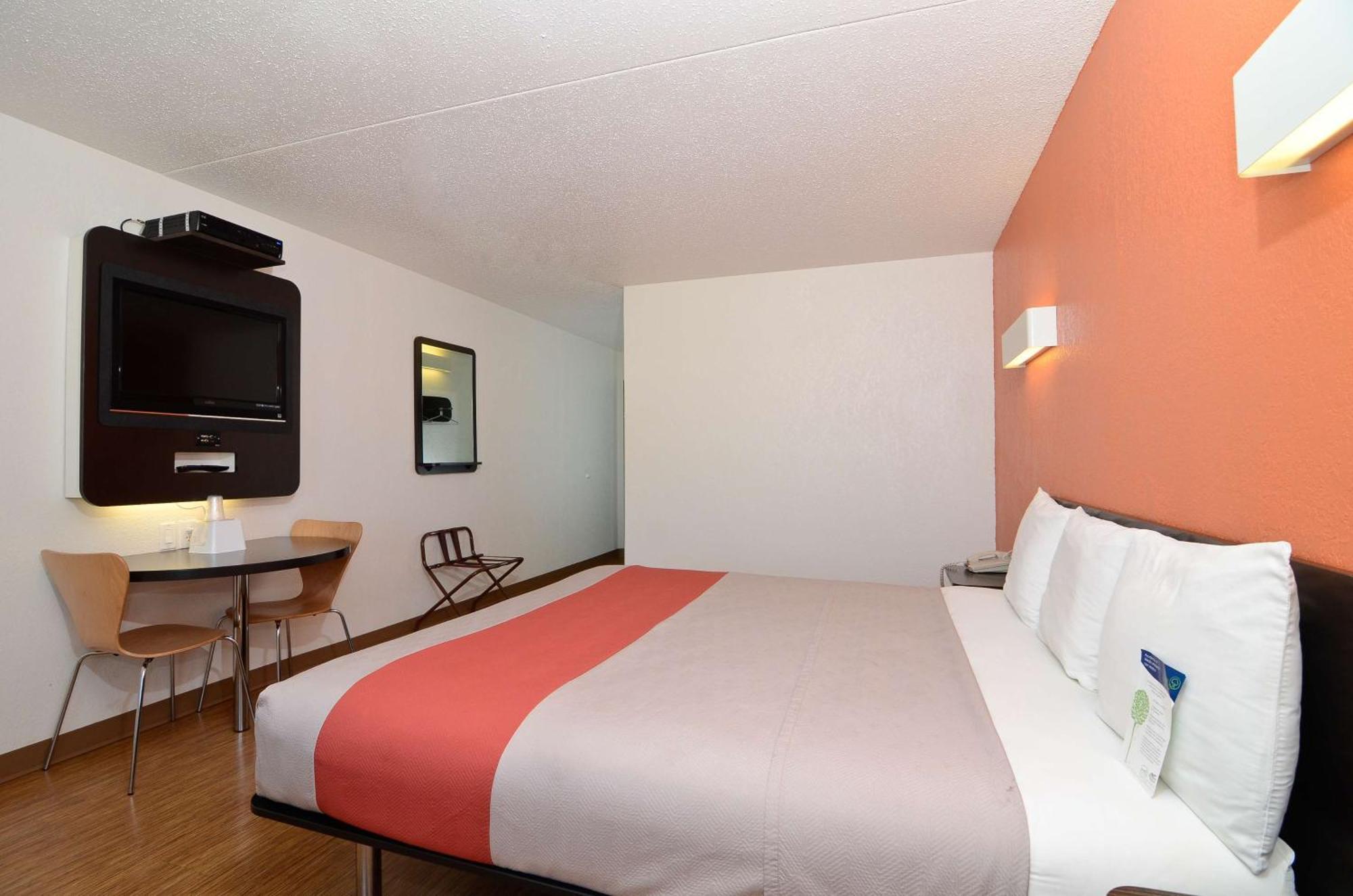 Deluxe King Room - Non-Smoking