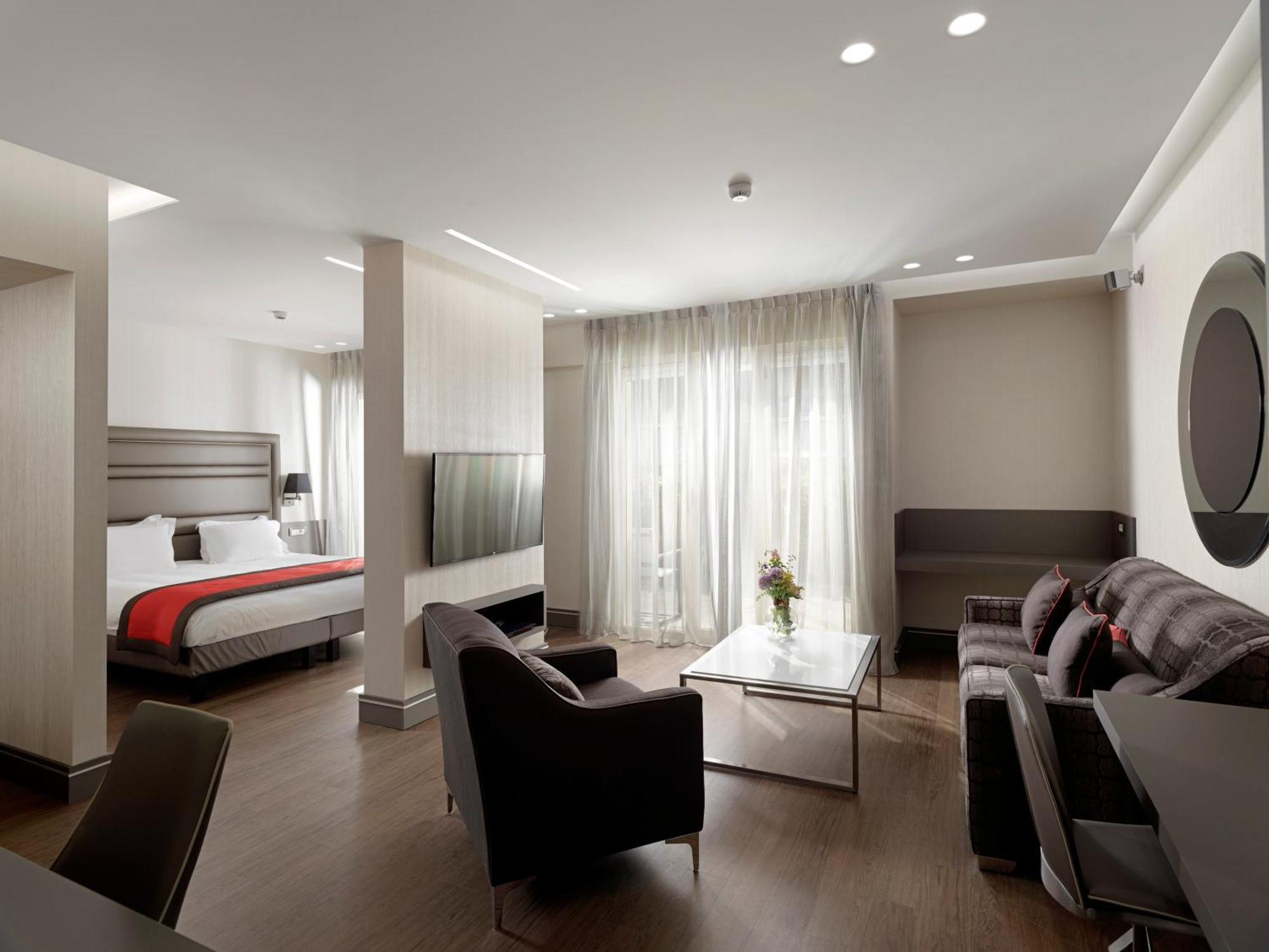 Family Room (2 Adults + 2 Children)