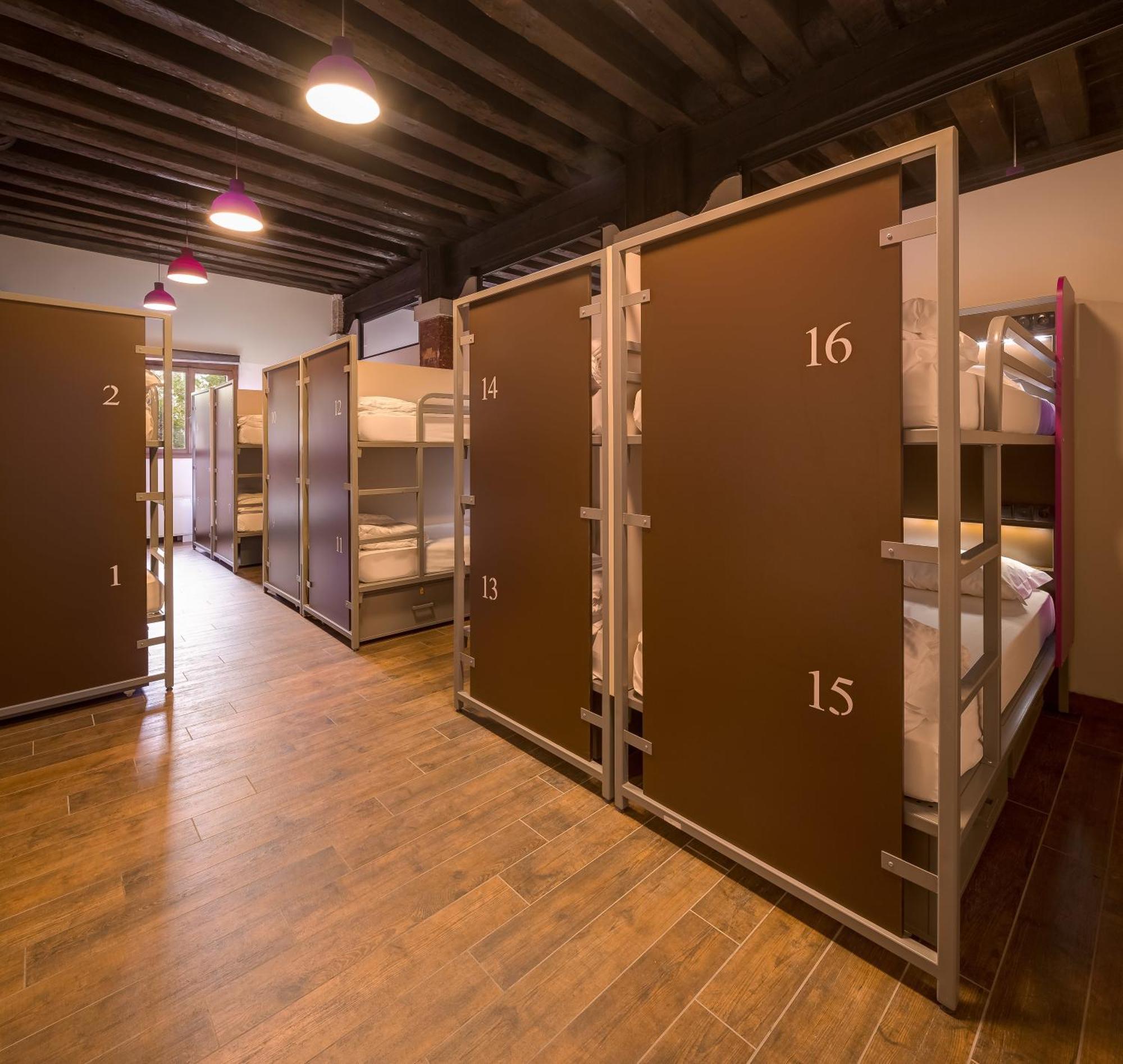 Single Bed Mixed Dormitory Room