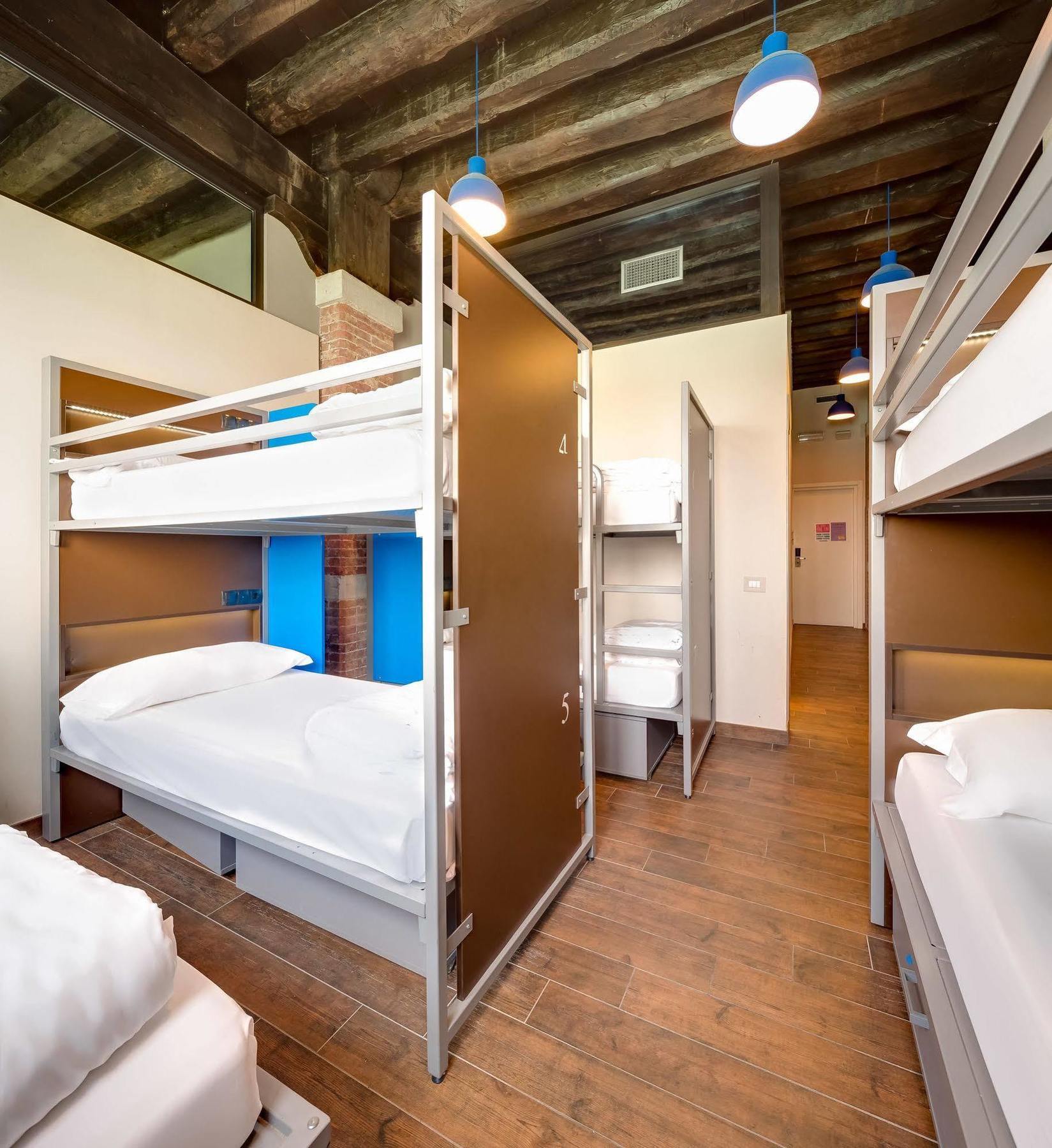 Bed 7 Bed Dormitory