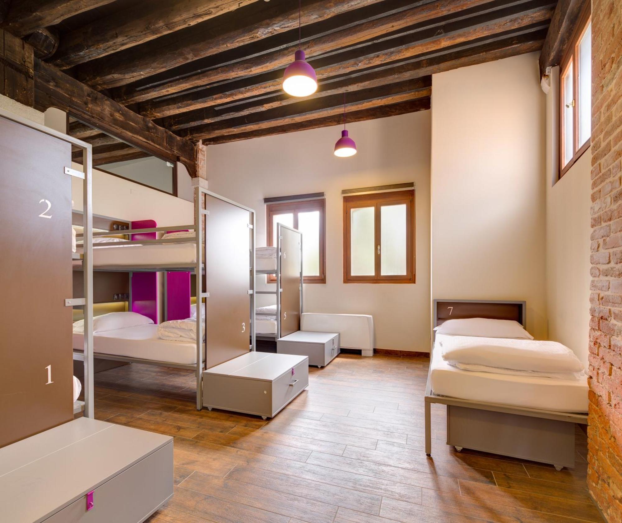 Bed 7 Bed Dormitory
