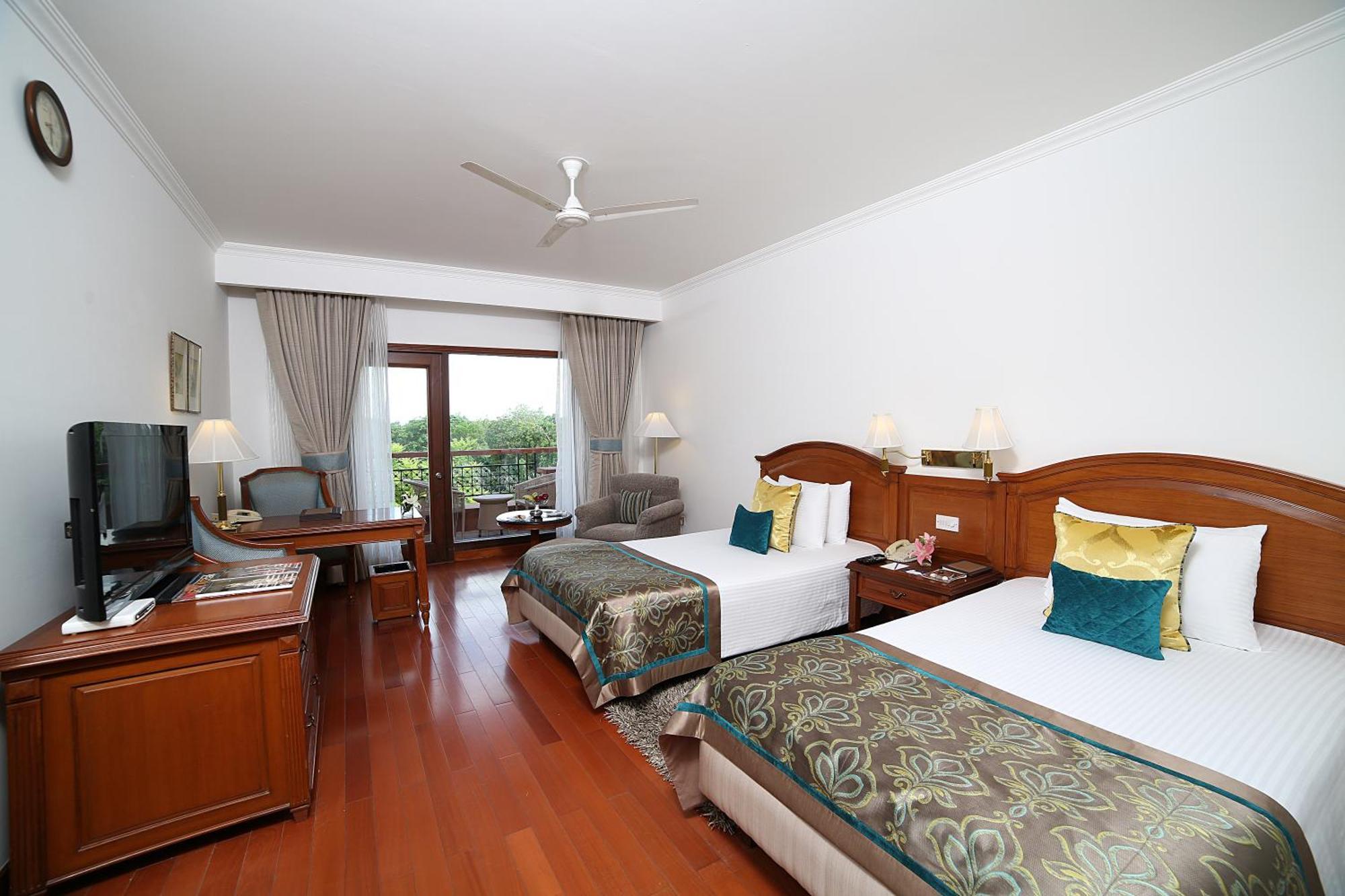 Deluxe Double or Twin Room on food beverages | on spa salon services
