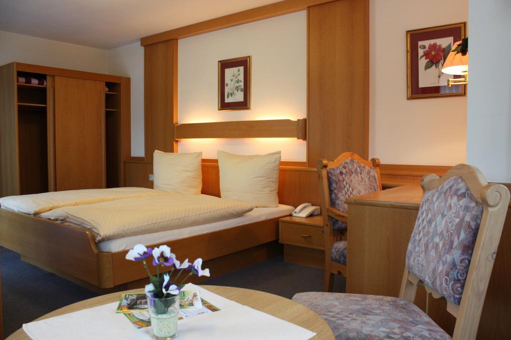 Dreibettzimmer mit Balkon und Bergblick