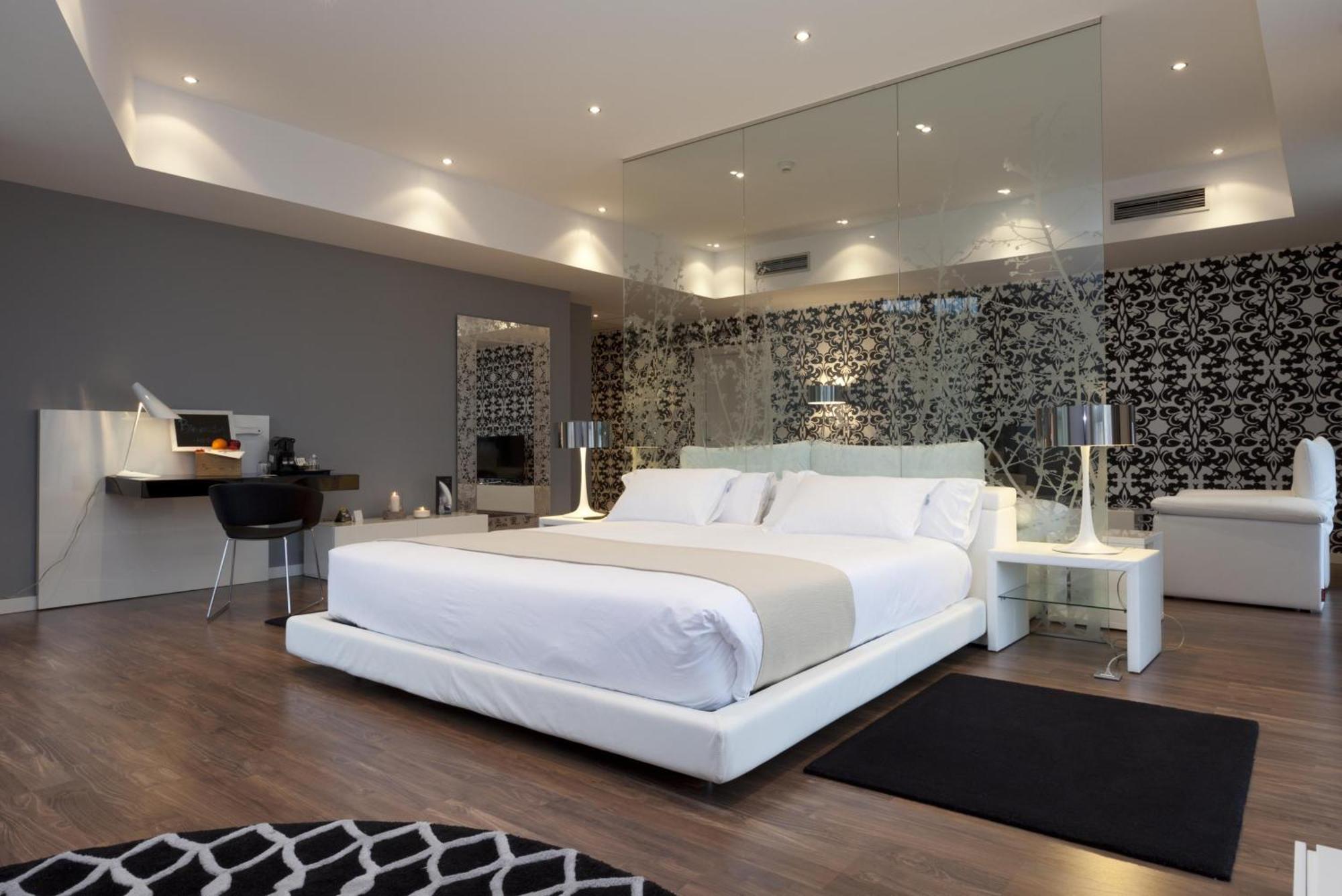 Suite with Jacuzzi,683377830:JPEG