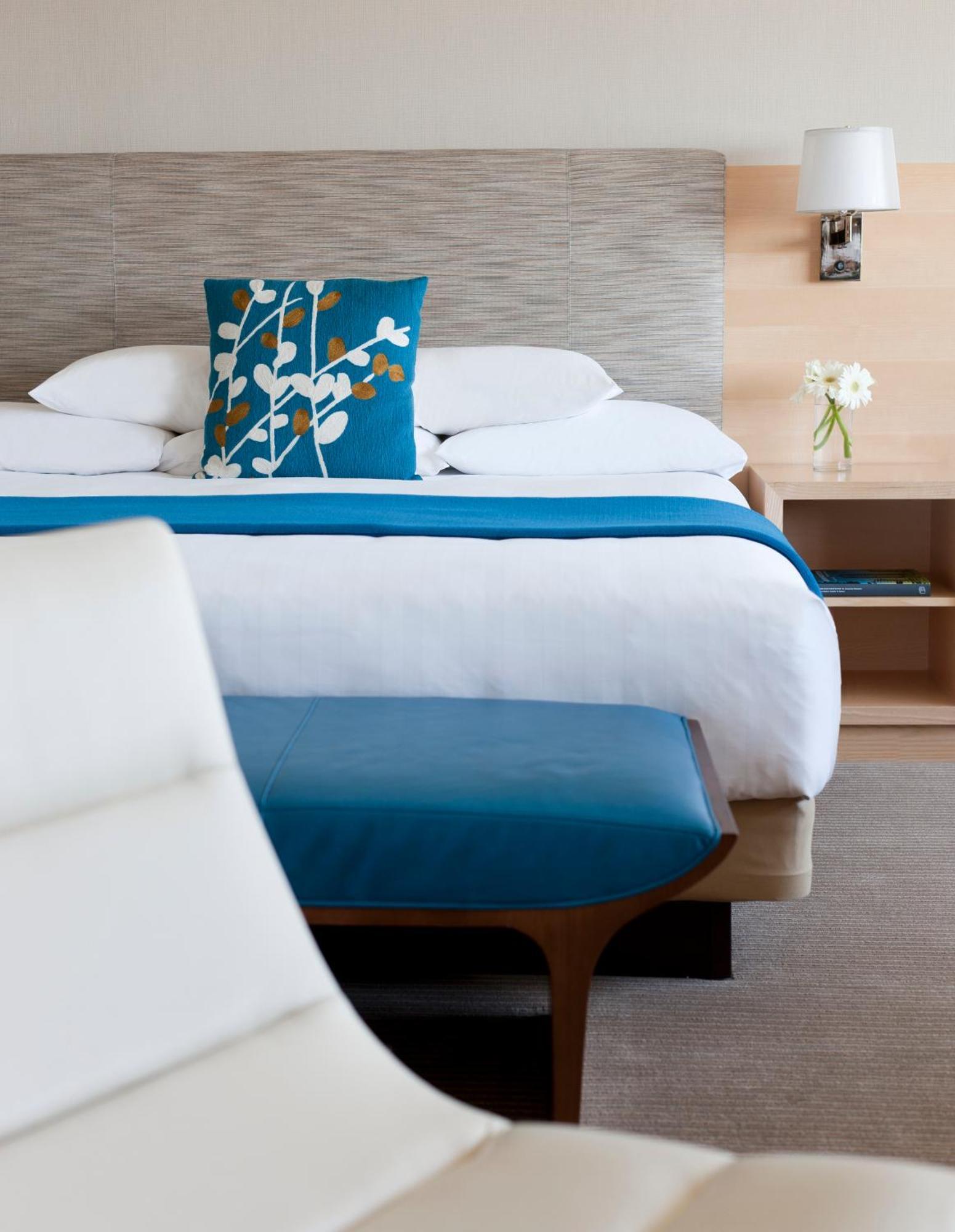 Quarto de Canto com Cama King-size e Vista do Porto