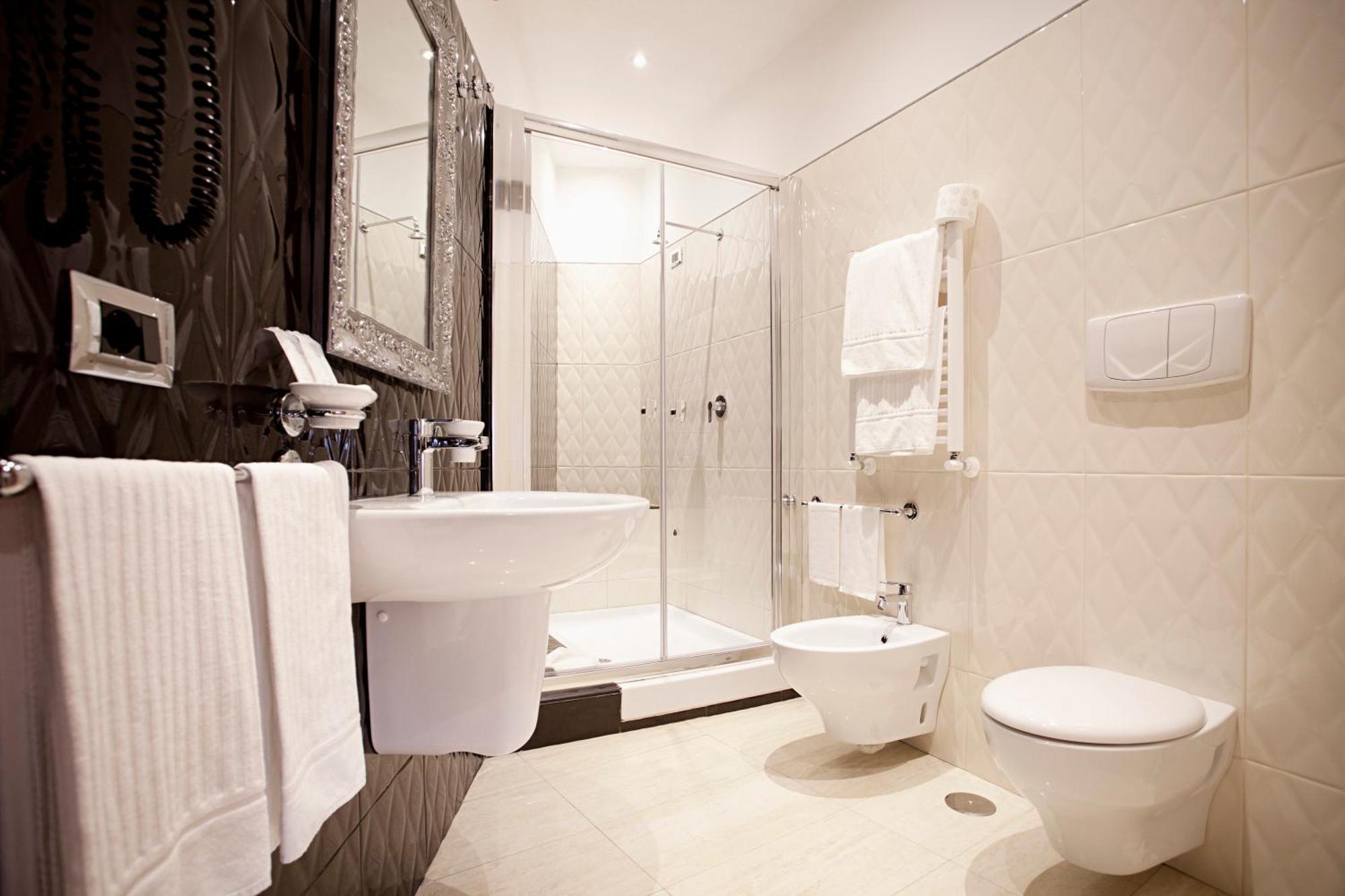Standard Double or Twin Room,779797998:JPEG