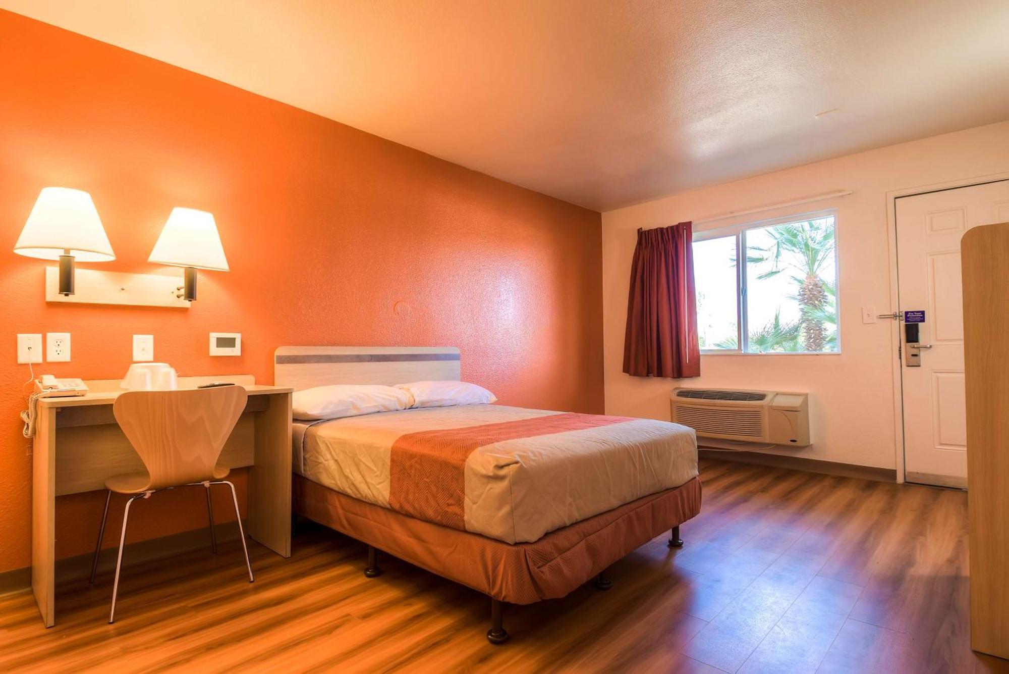 1 Queen Bed 