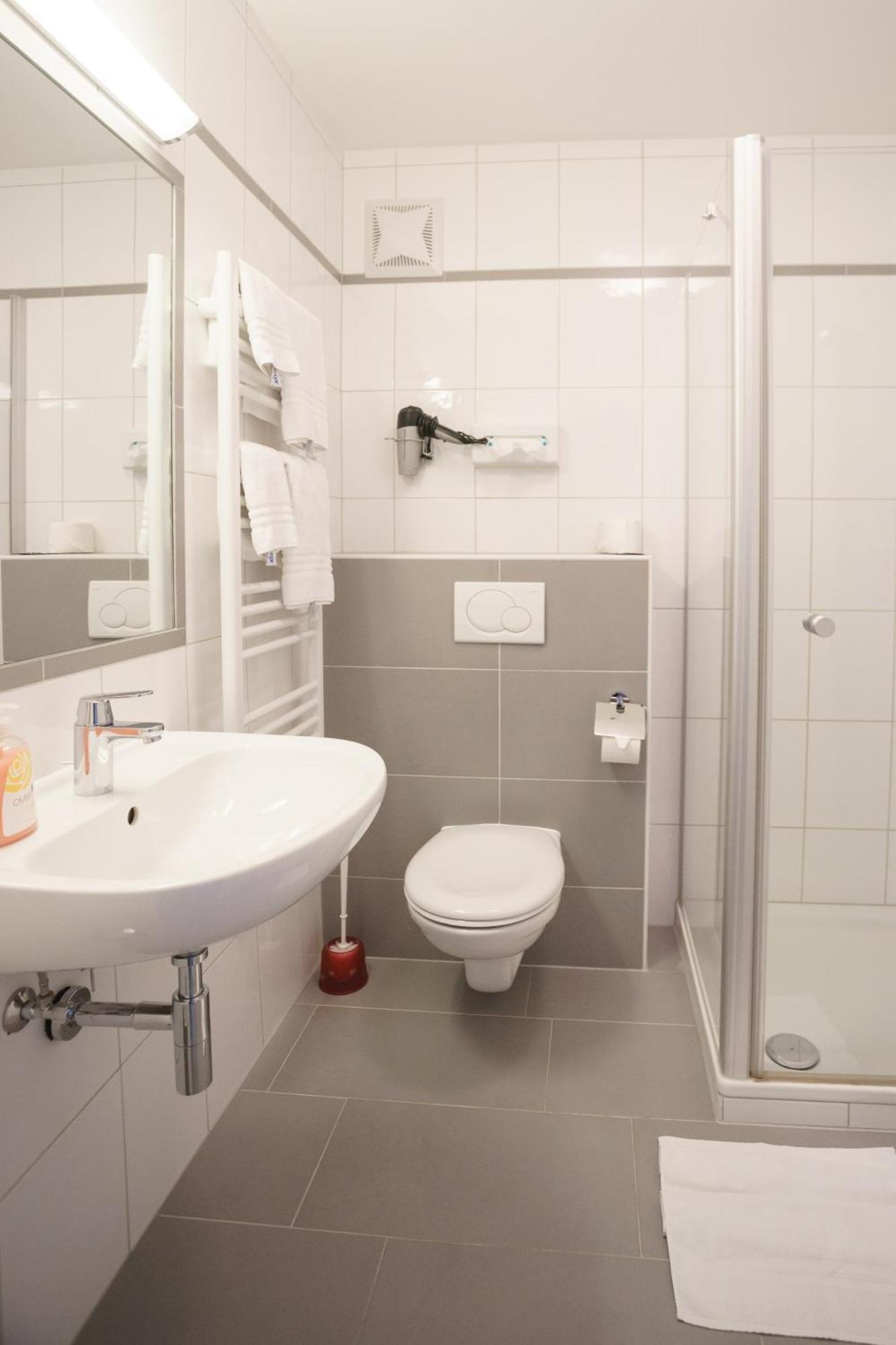 Kleines Zweibettzimmer
