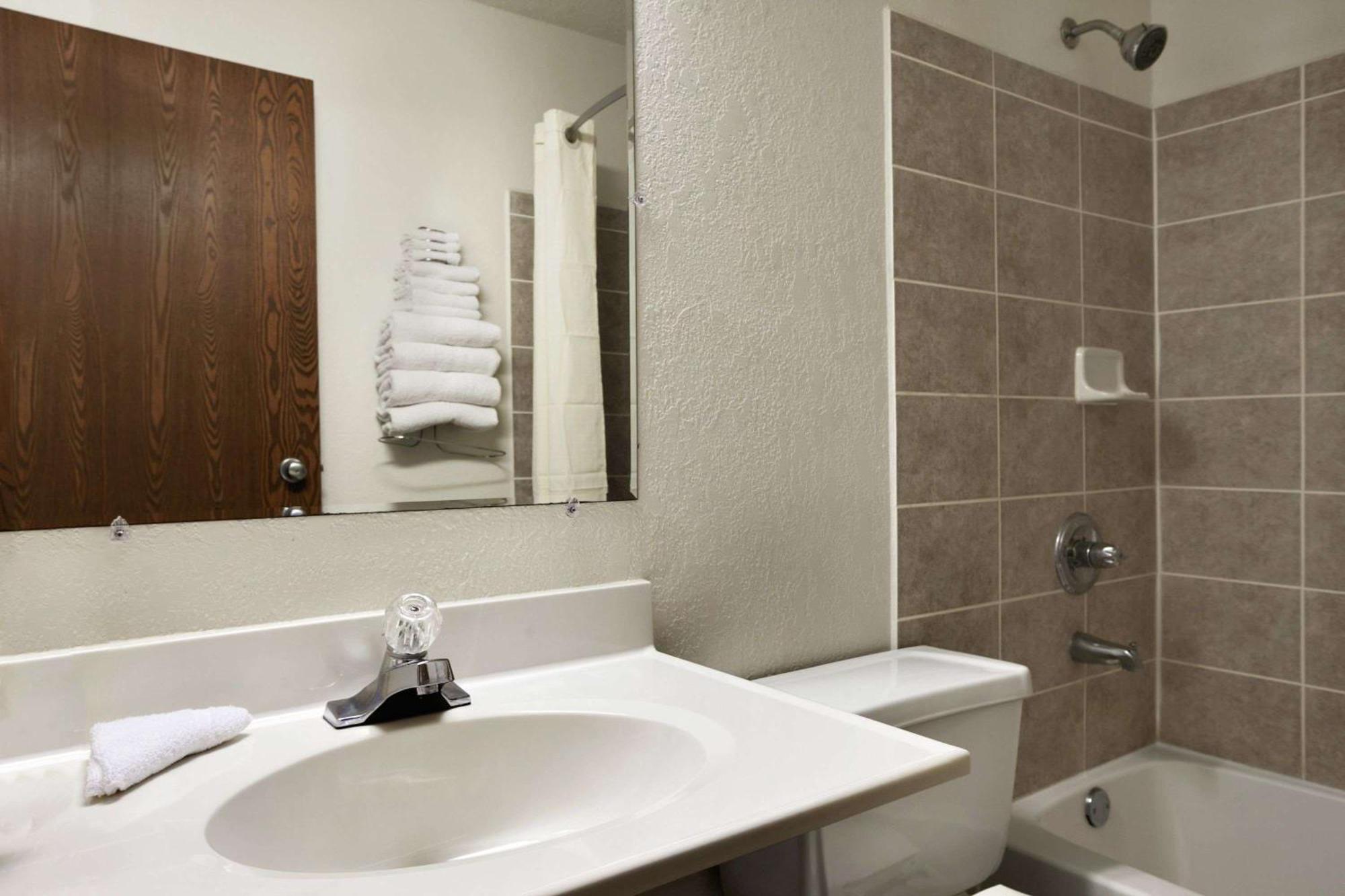 Studio Suite with Three Queen Beds - Non-Smoking