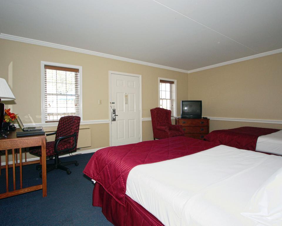 Queen Room Two Queen Beds Pet Friendly