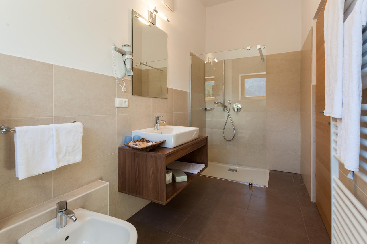 Deluxe Double Room Shower