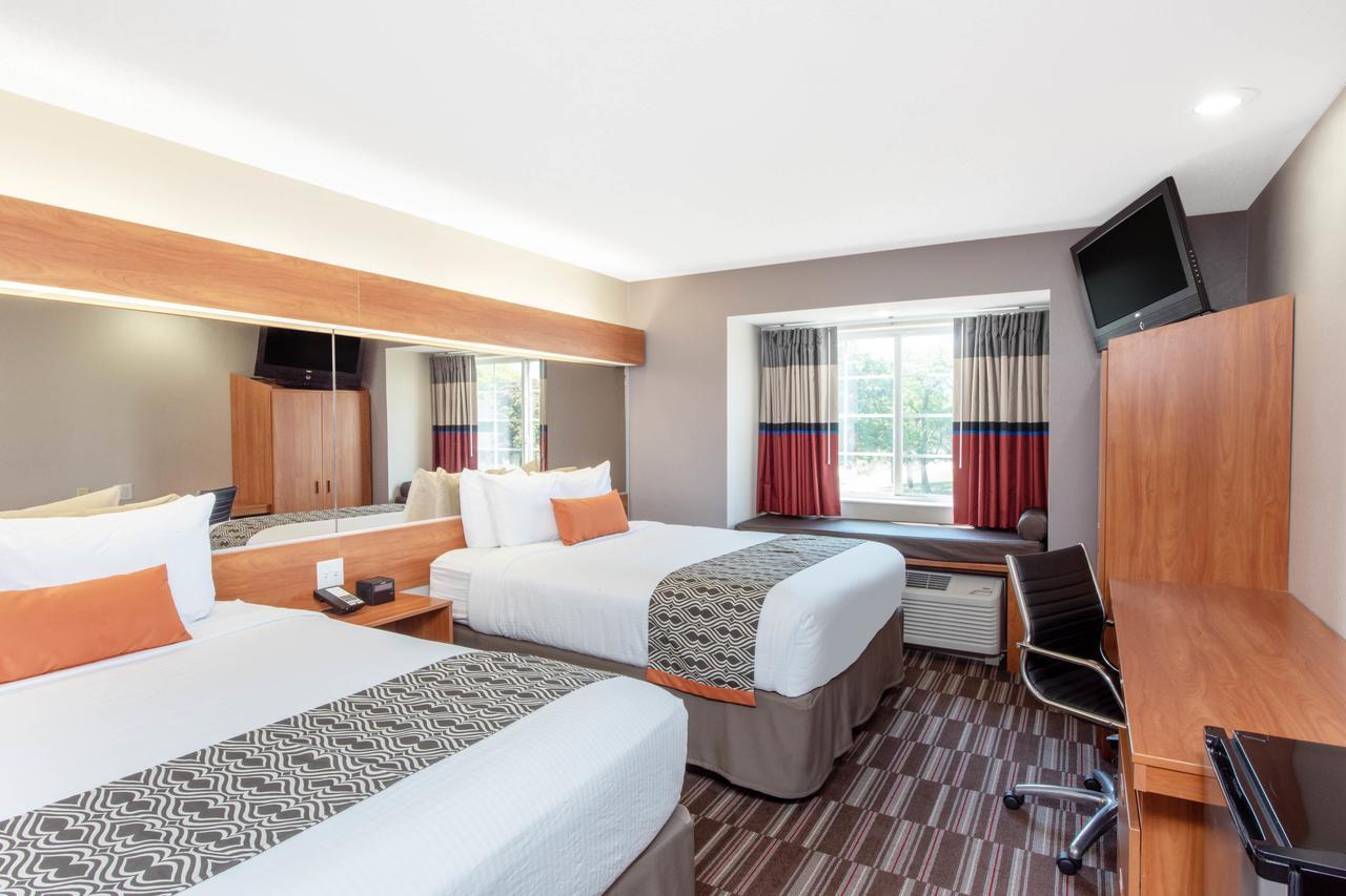 Queen Room with Two Queen Beds - Non-Smoking,721484548:JPEG