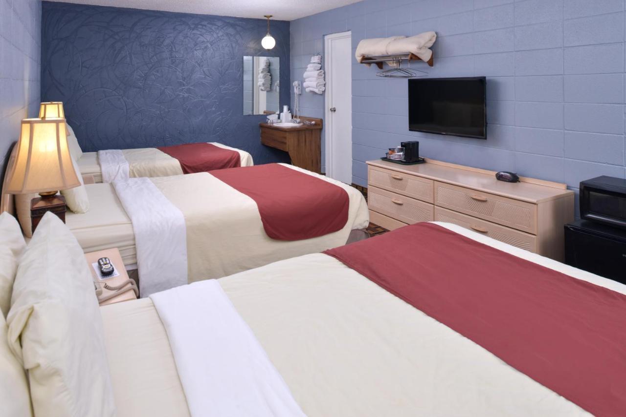 Triple Room Three Double Beds Non-Smoking,697109268:JPEG