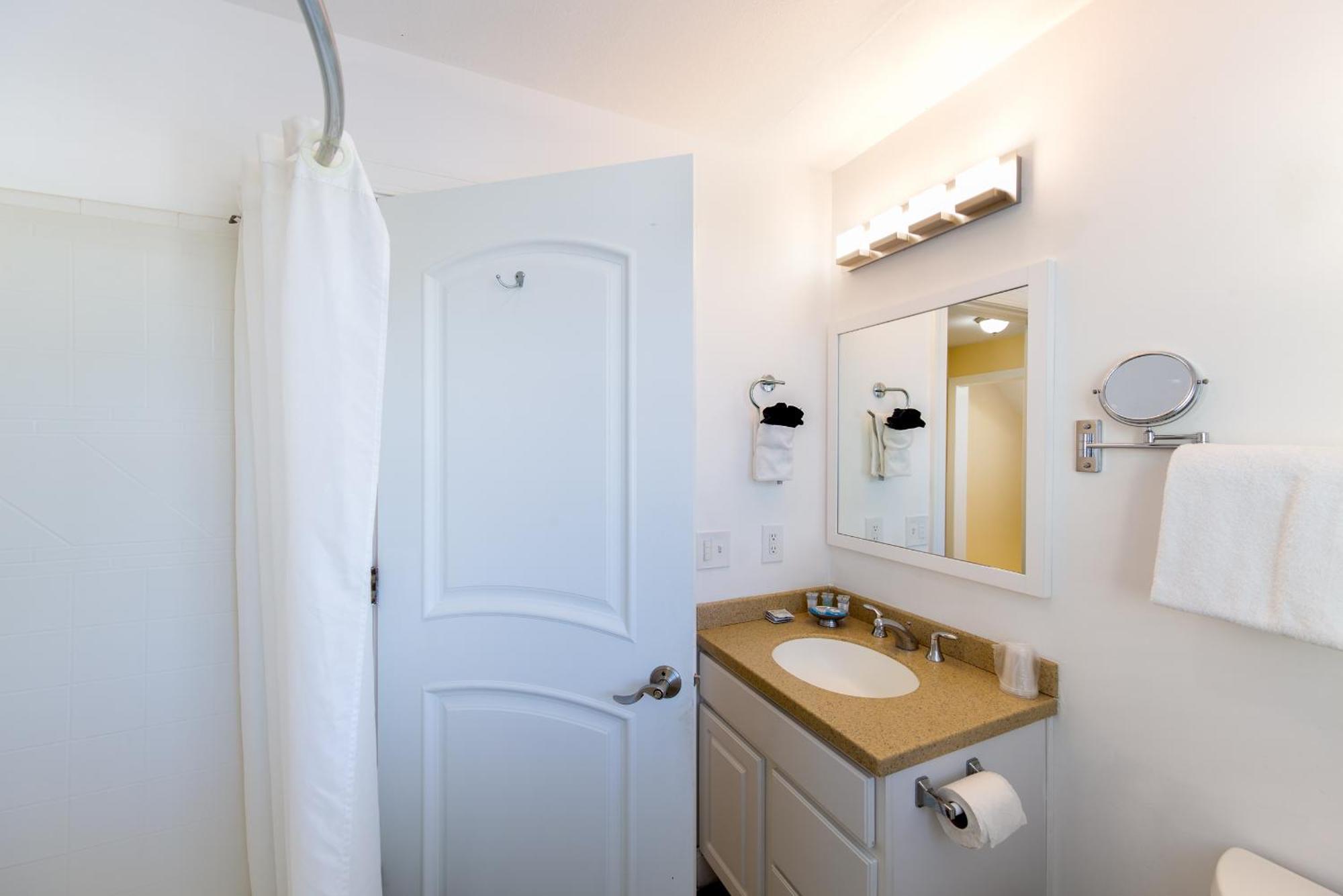 Accessible Three-Bedroom Three bathroom with Canal View - Off Property Location