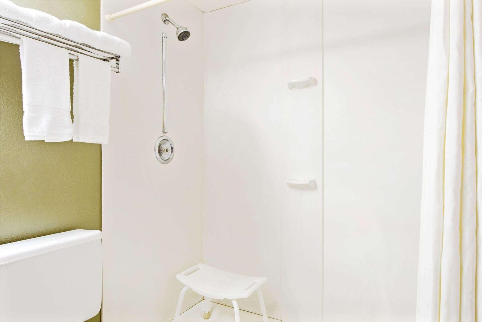 Queen Room - Disability Access - Non-Smoking