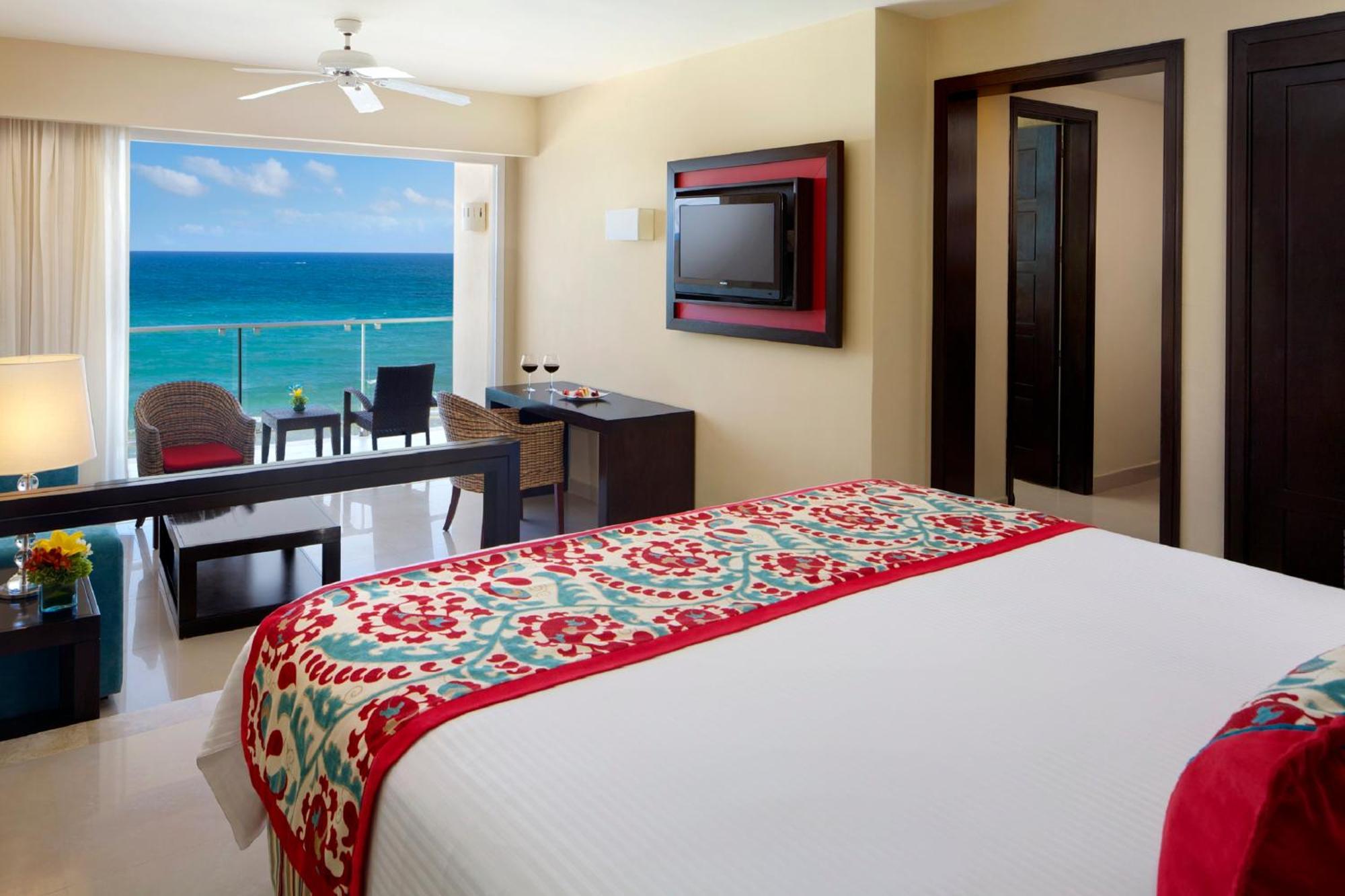 Junior Suite Ocean Front King Bed,816364631:JPEG