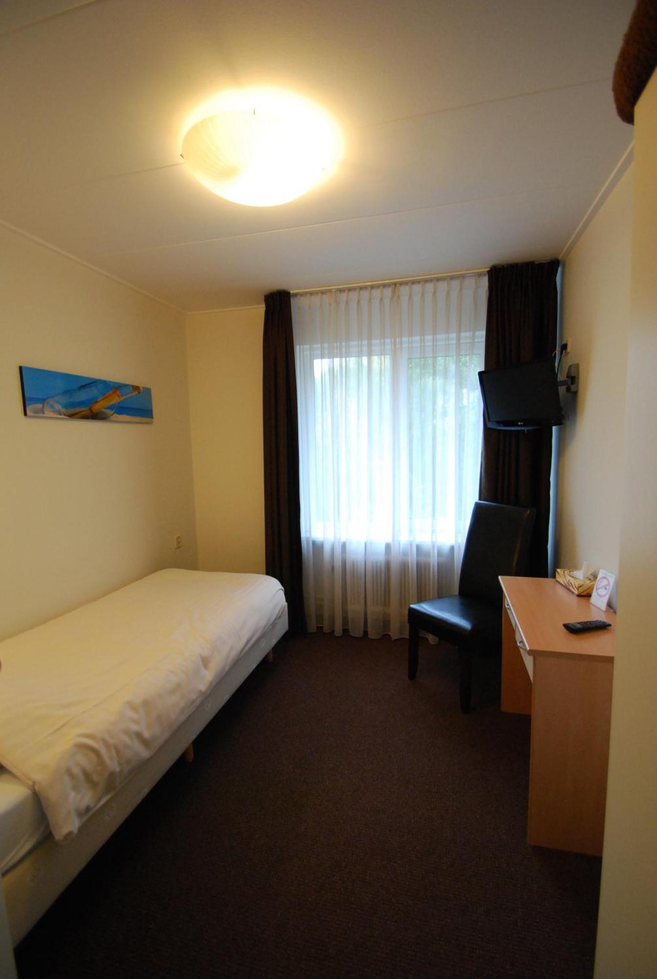 Single Room,697830594:JPEG