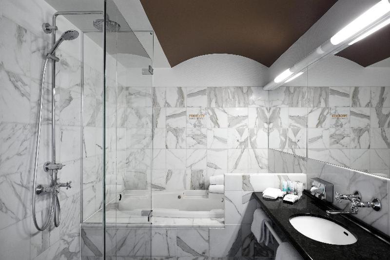 Junior Suite Access to Executive Lounge