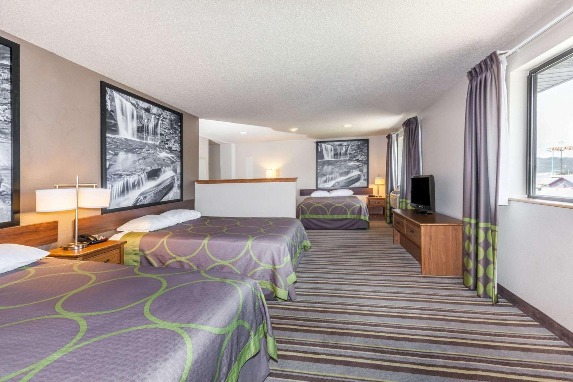 Studio Suite with Three Queen Beds - Non-Smoking