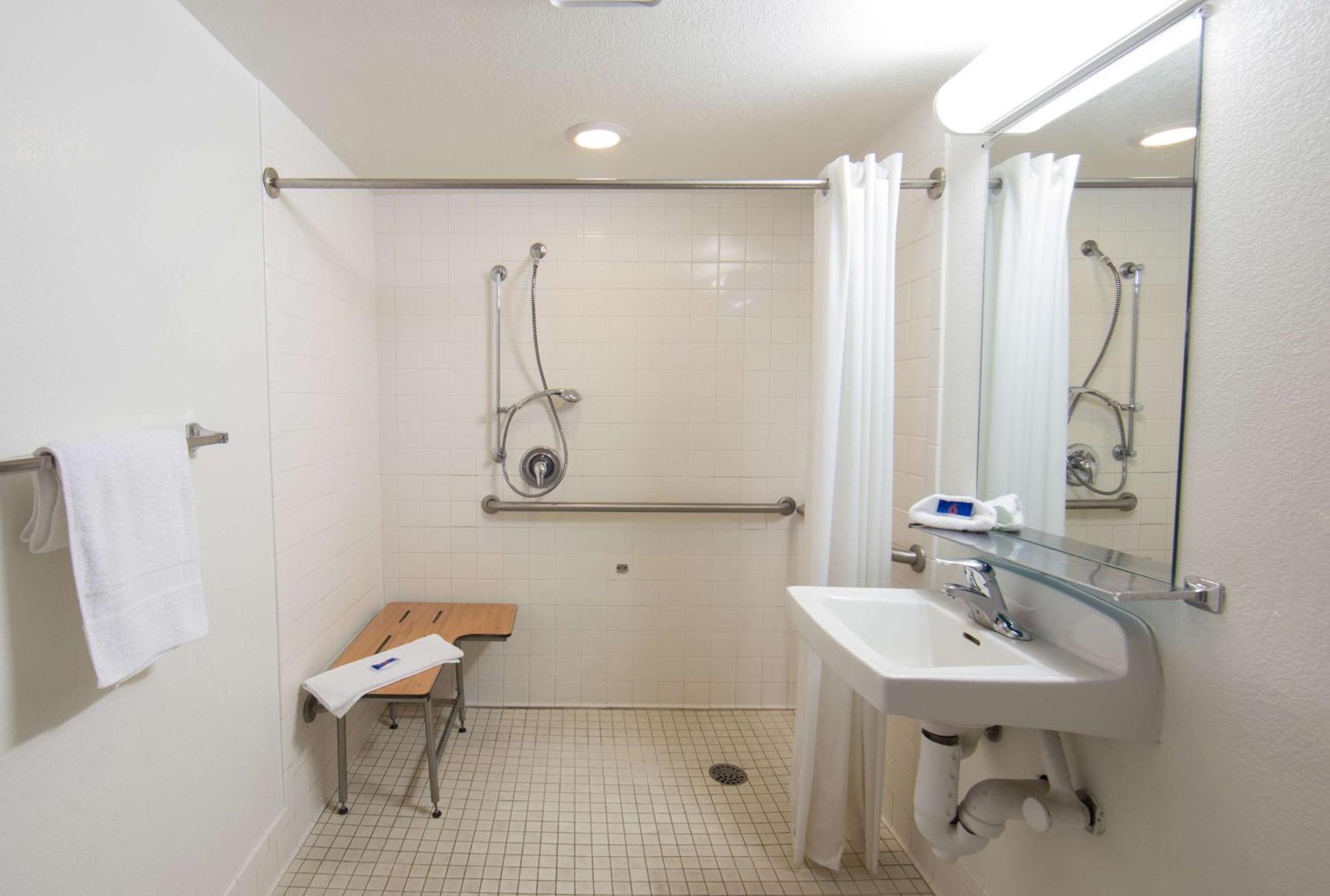 Queen Room - Disability Access - Non-Smoking