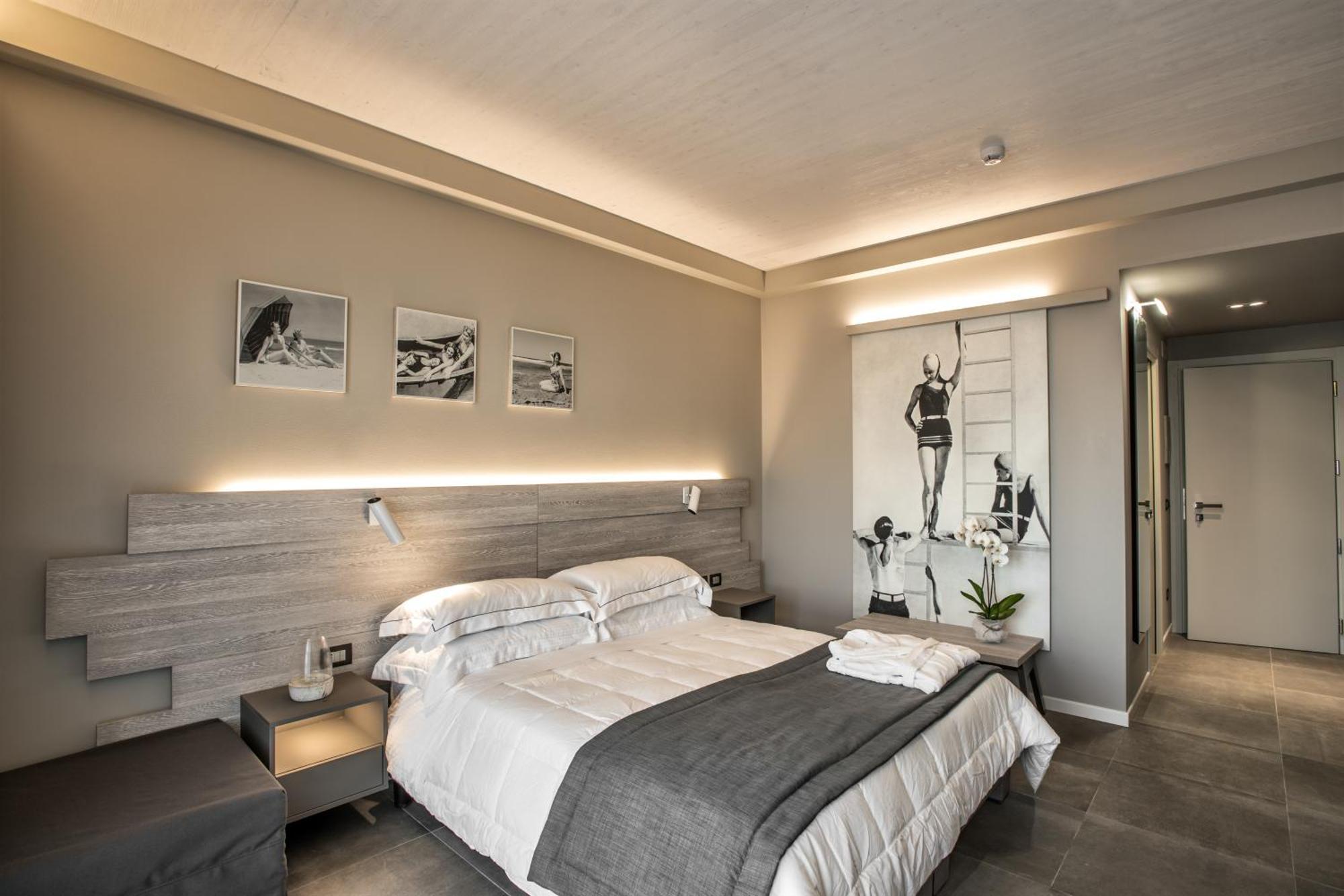 Doppel-/Zweibettzimmer mit seitlichem Meerblick