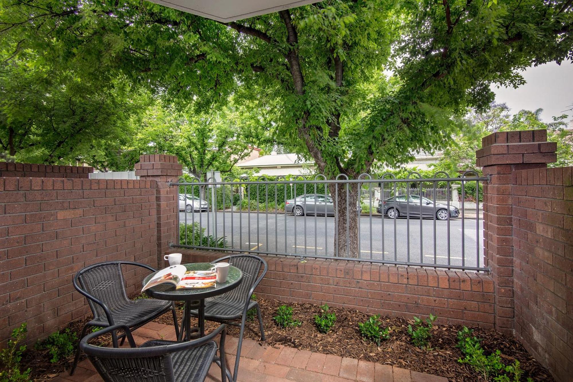 Walk In Shower - Deluxe Queen & Single with Courtyard