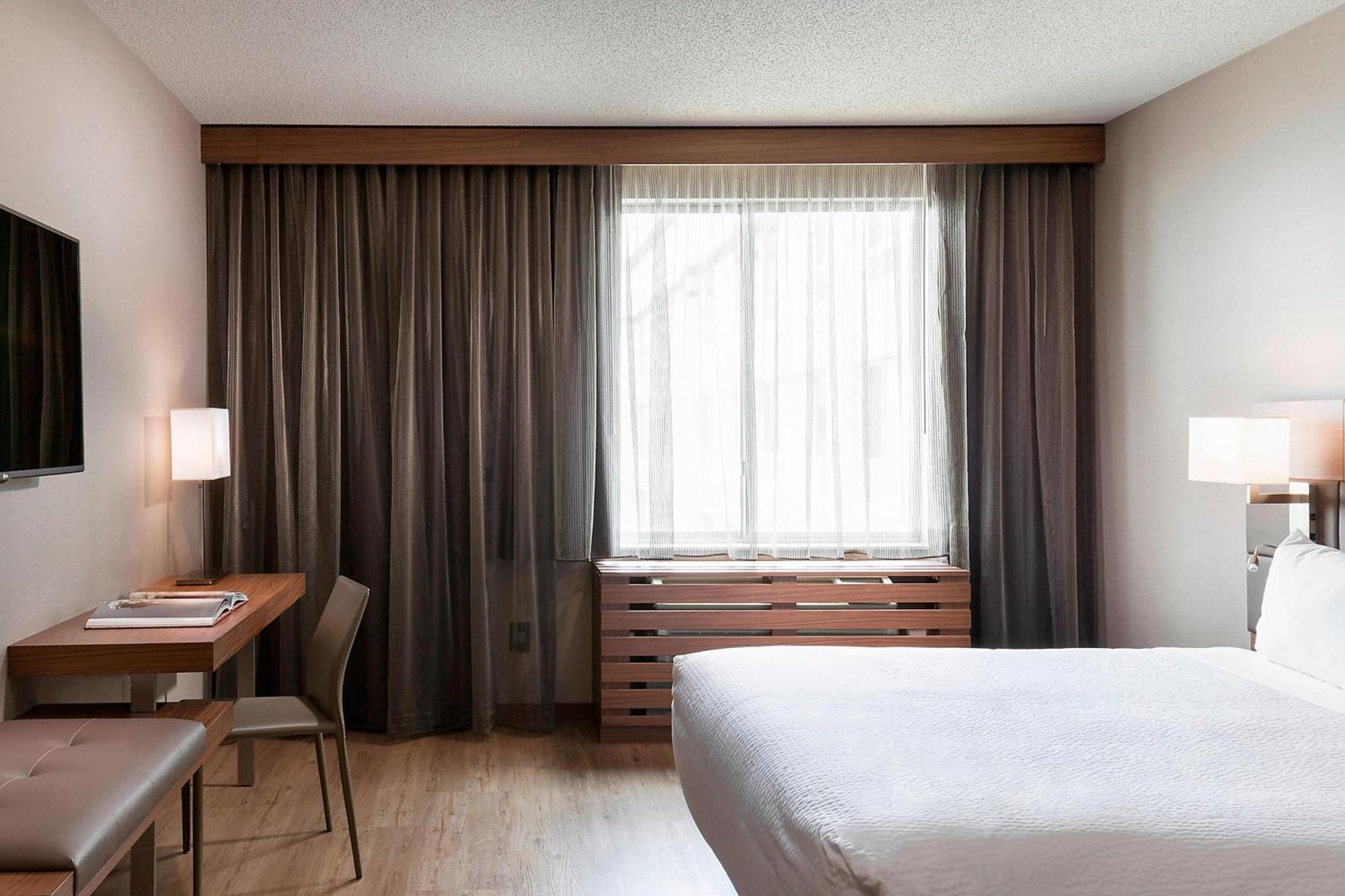 Classic King Room with Adapted Tub - Mobility and Hearing Accessible