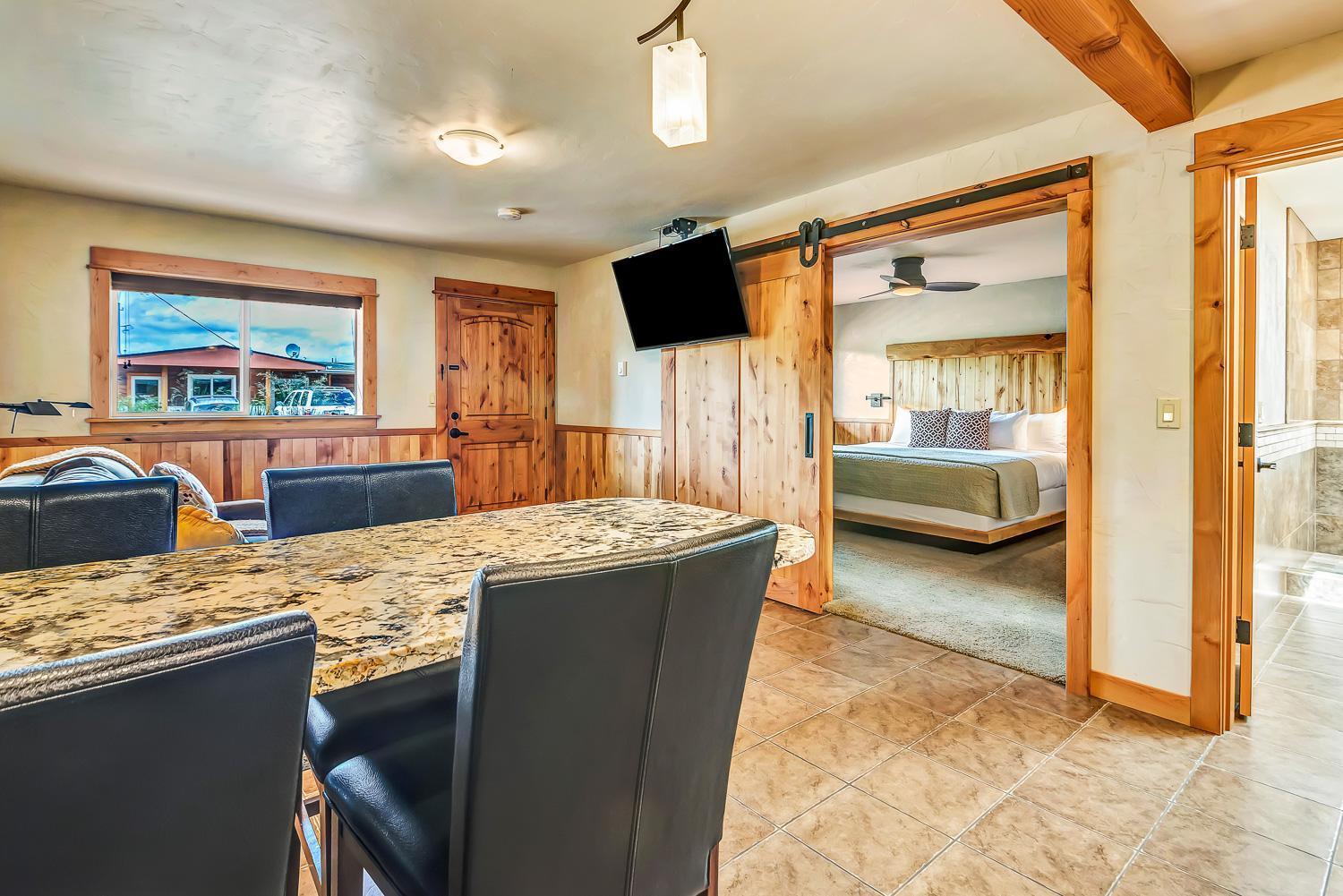 Deschutes River One-Bedroom King Suite