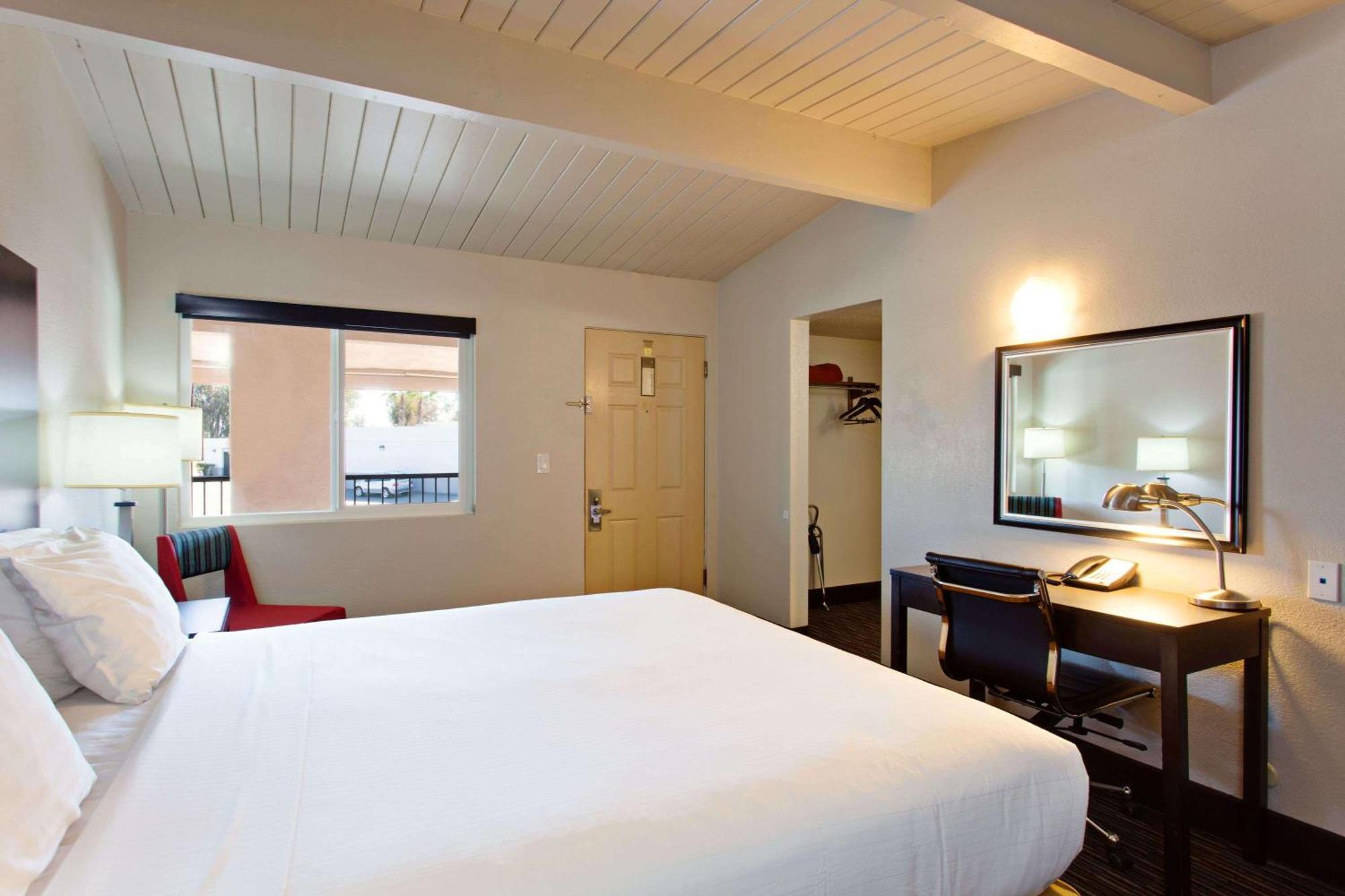 King Room - Non-Smoking