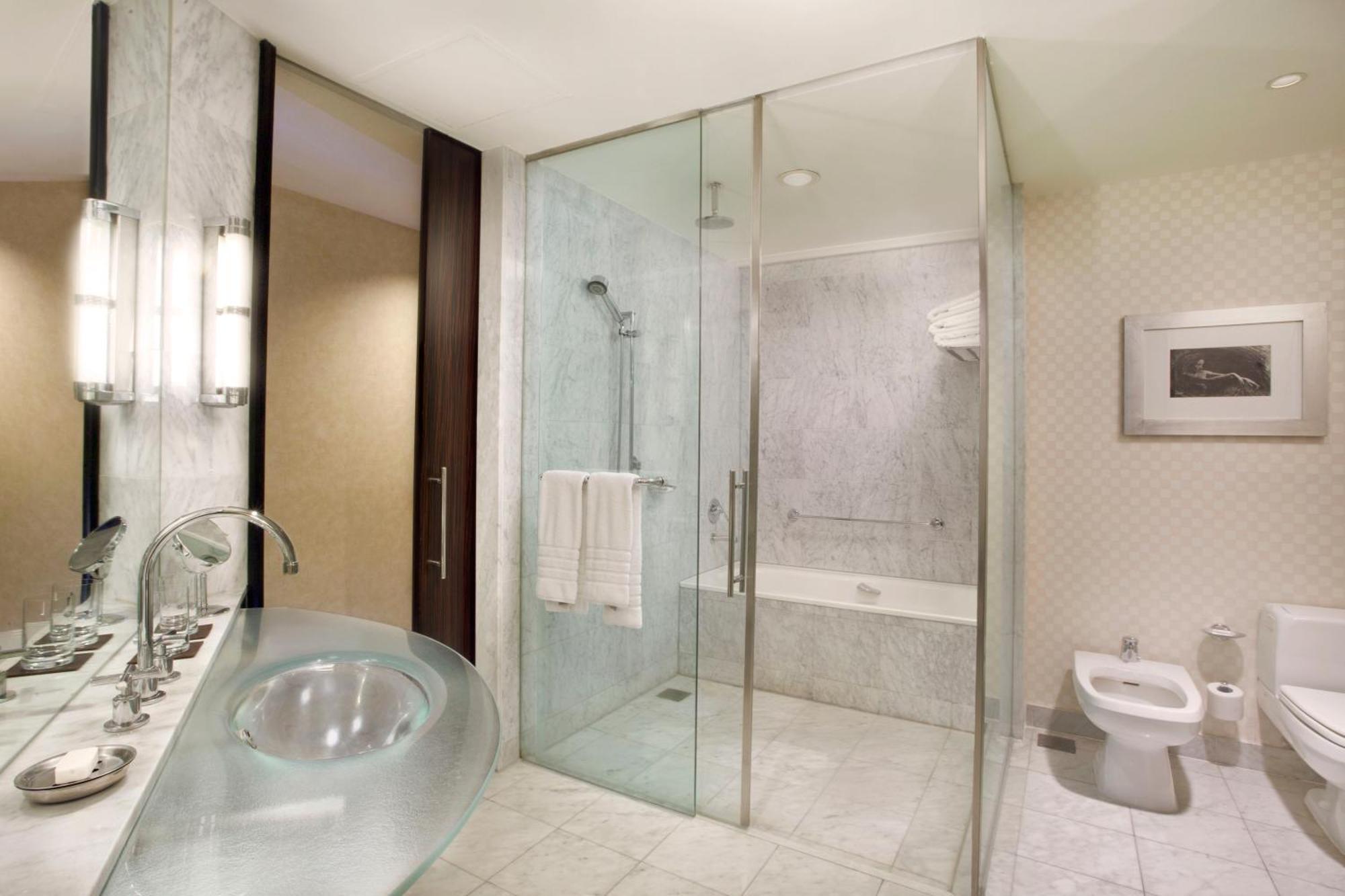 Quarto com Cama King-size e Vista da Cidade
