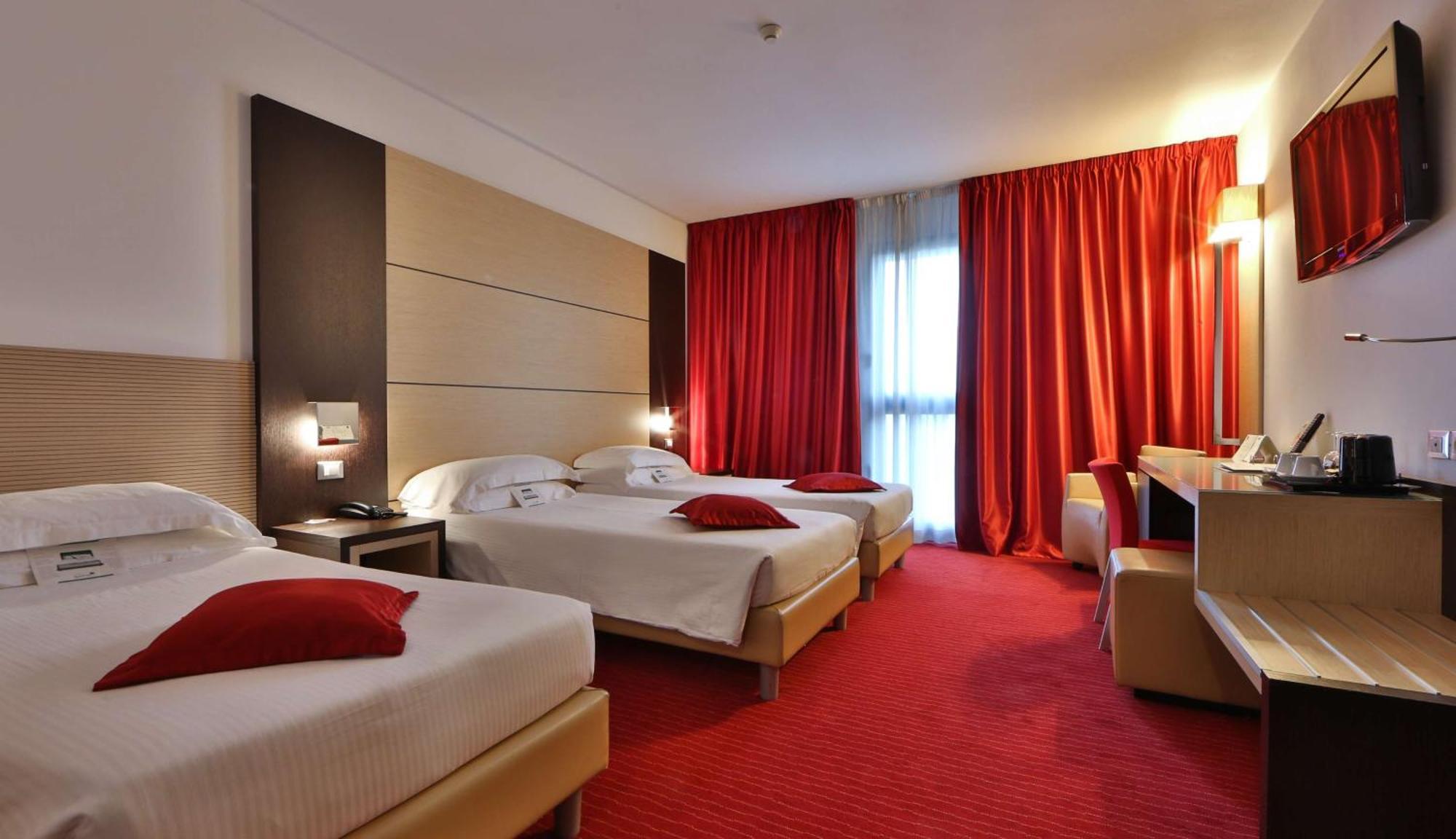 Comfort Queen Room Extra Single Bed,705391774:JPEG