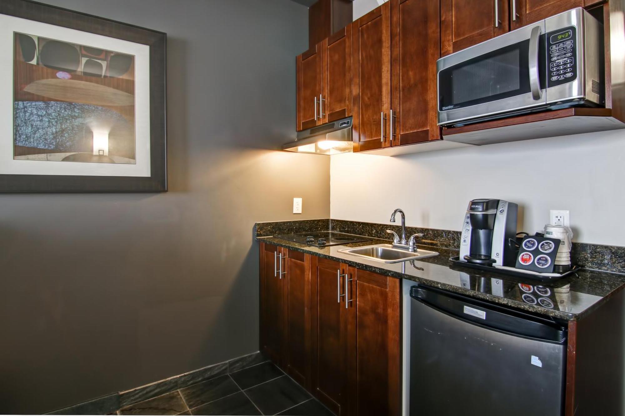 Queen Room Two Queen Beds Kitchenette