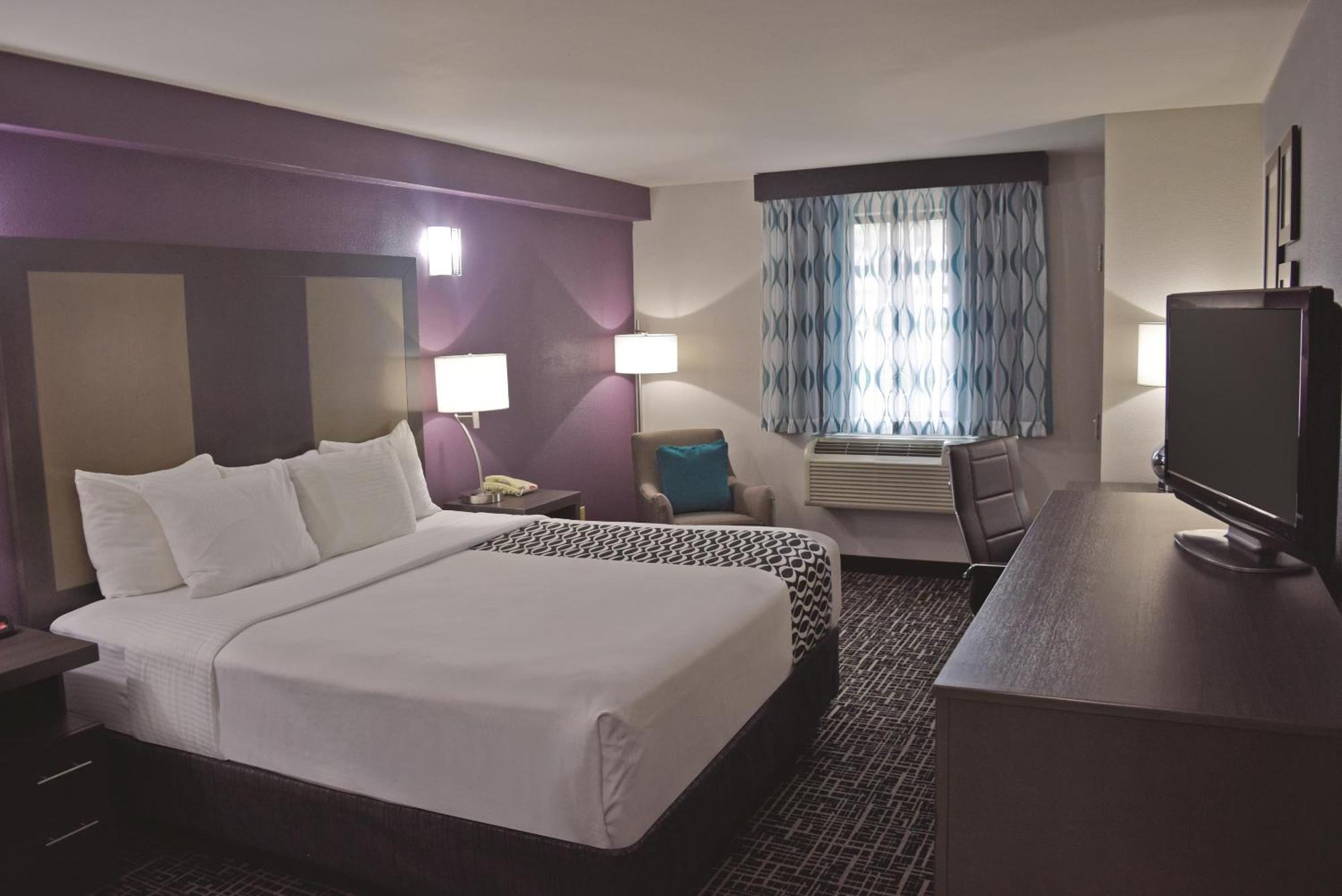 Deluxe King Room Mobility Access or Non-Smoking