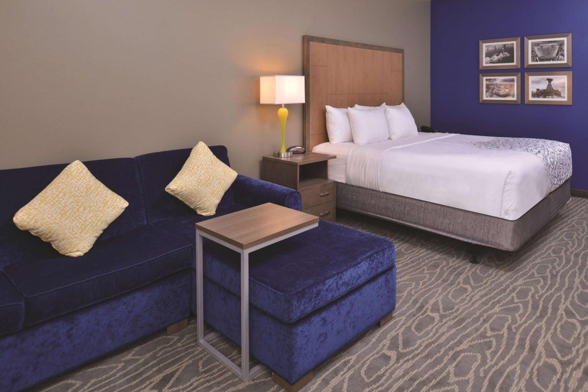 Deluxe King Room Mobility Access or Non-Smoking,711338470:JPEG