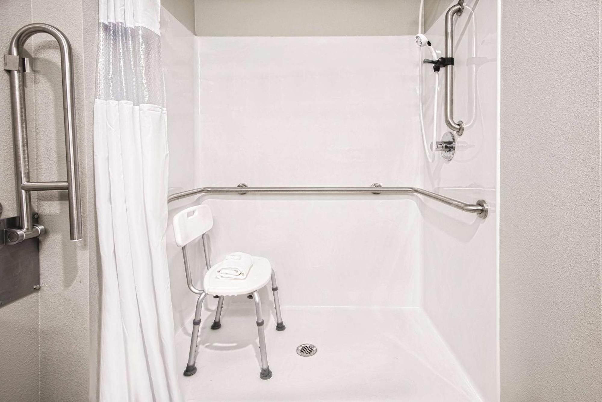 Deluxe King Room Roll Shower Mobility or Hearing Accessible Non-Smoking,712324696:JPEG