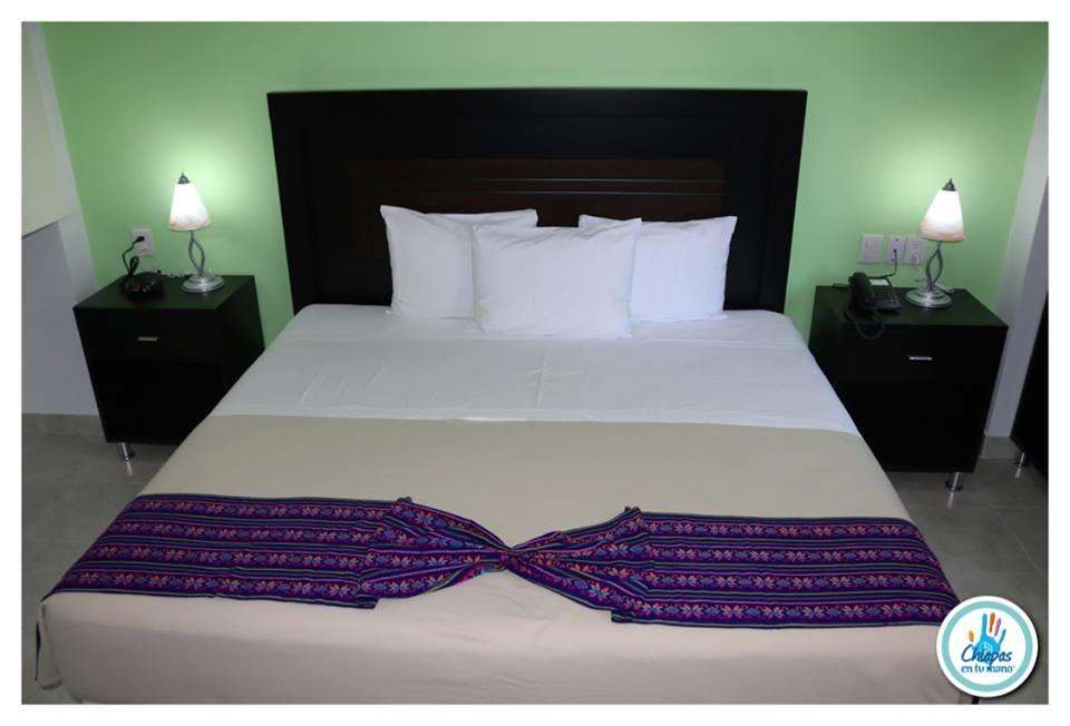 Estudio con cama extragrande y sofá cama