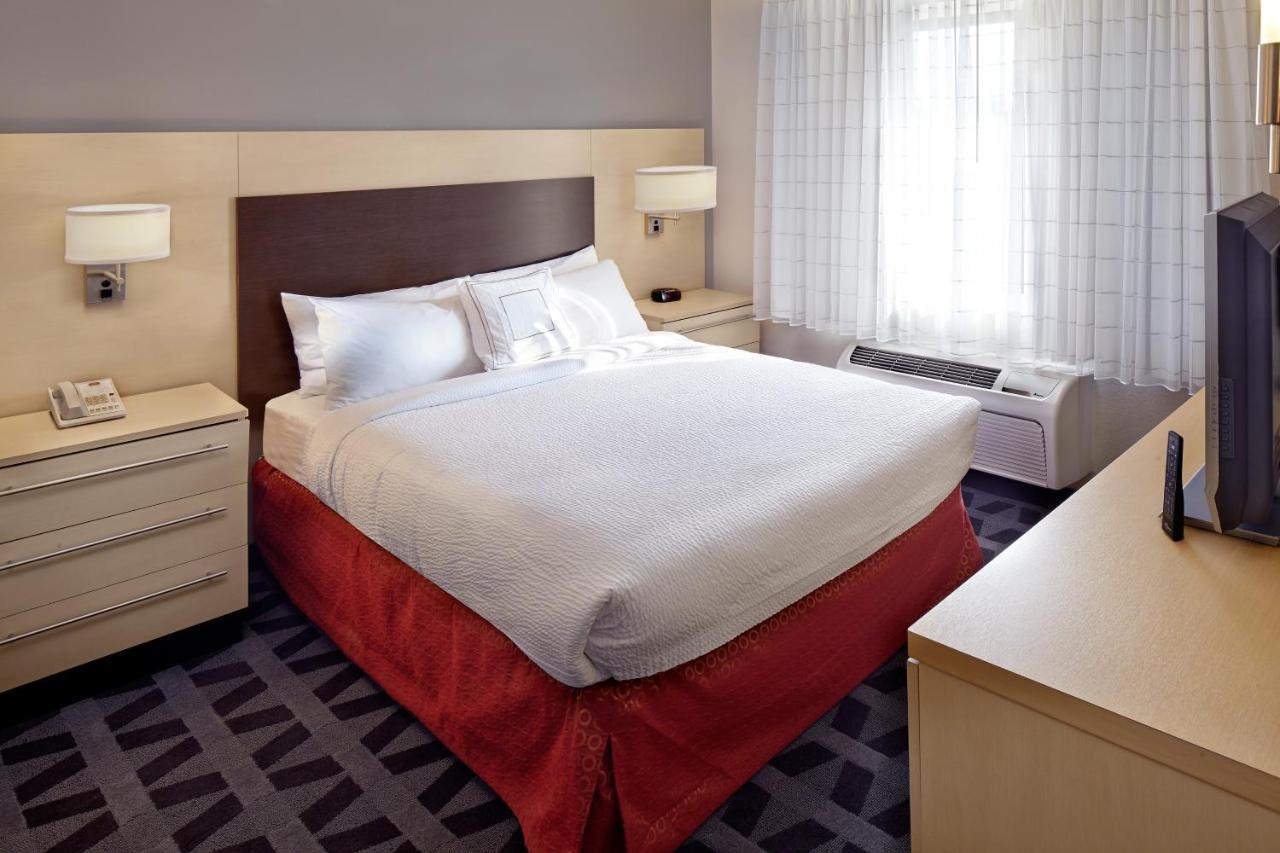 One-Bedroom Queen Suite Sofa Bed