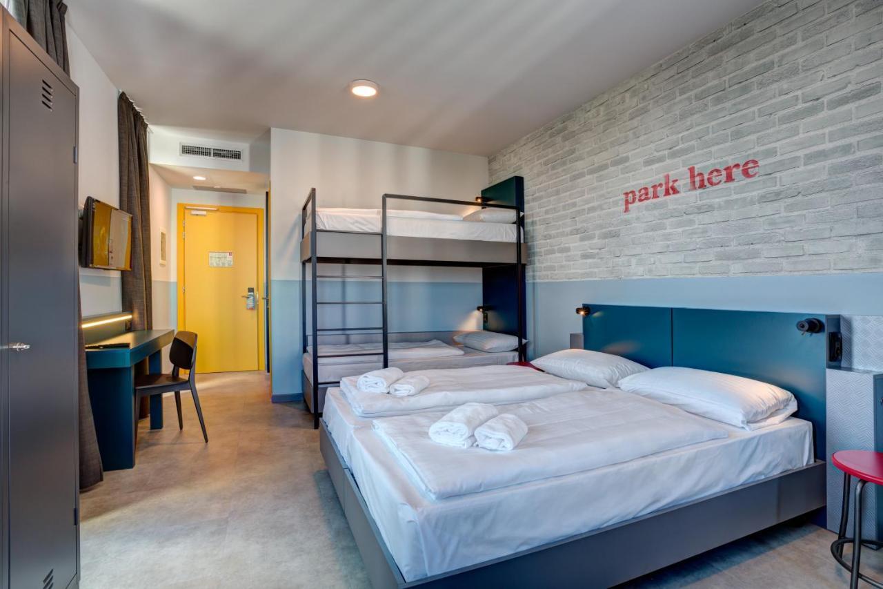 Bed 4-Bed Mixed Dormitory Room
