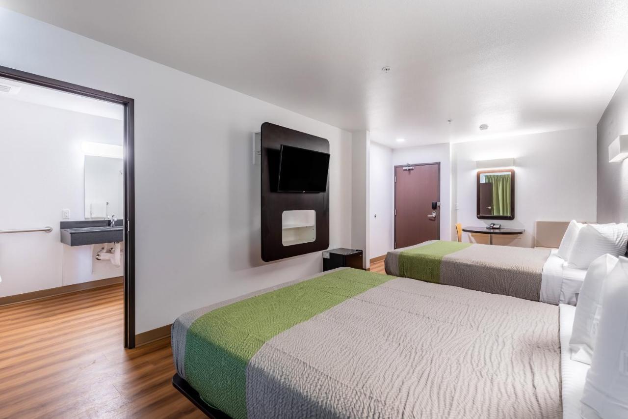 2 QUEEN BEDS | MINI FRIDGE | NON-SMOKING | Free Parking