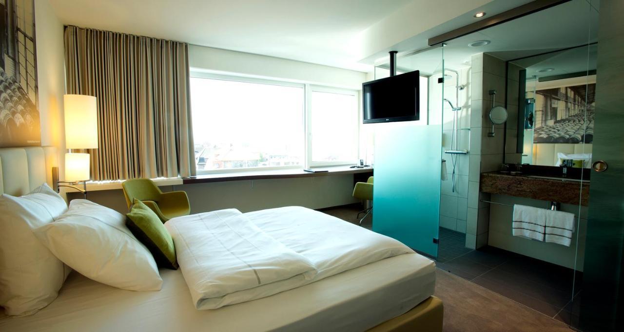Business Queen Room with One Queen Bed