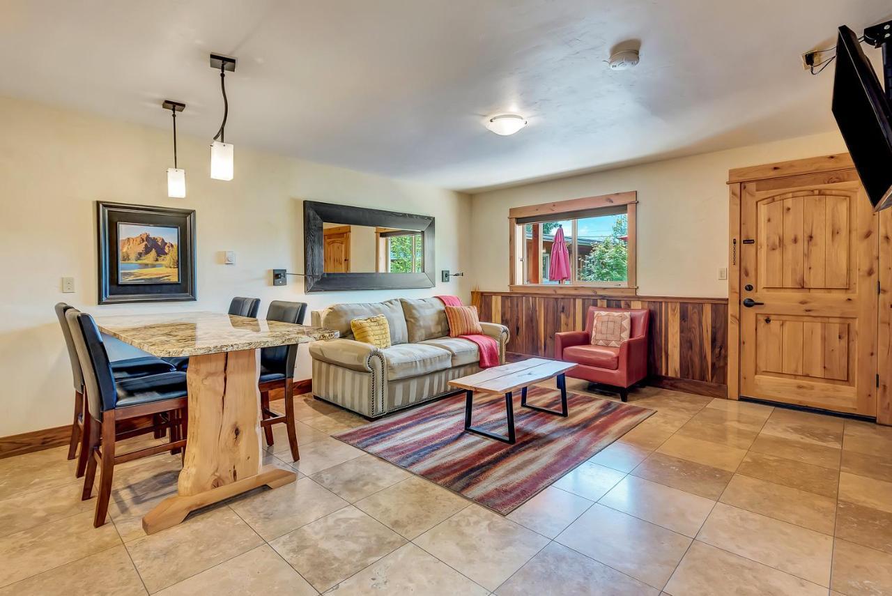 Deschutes River One-Bedroom King Suite