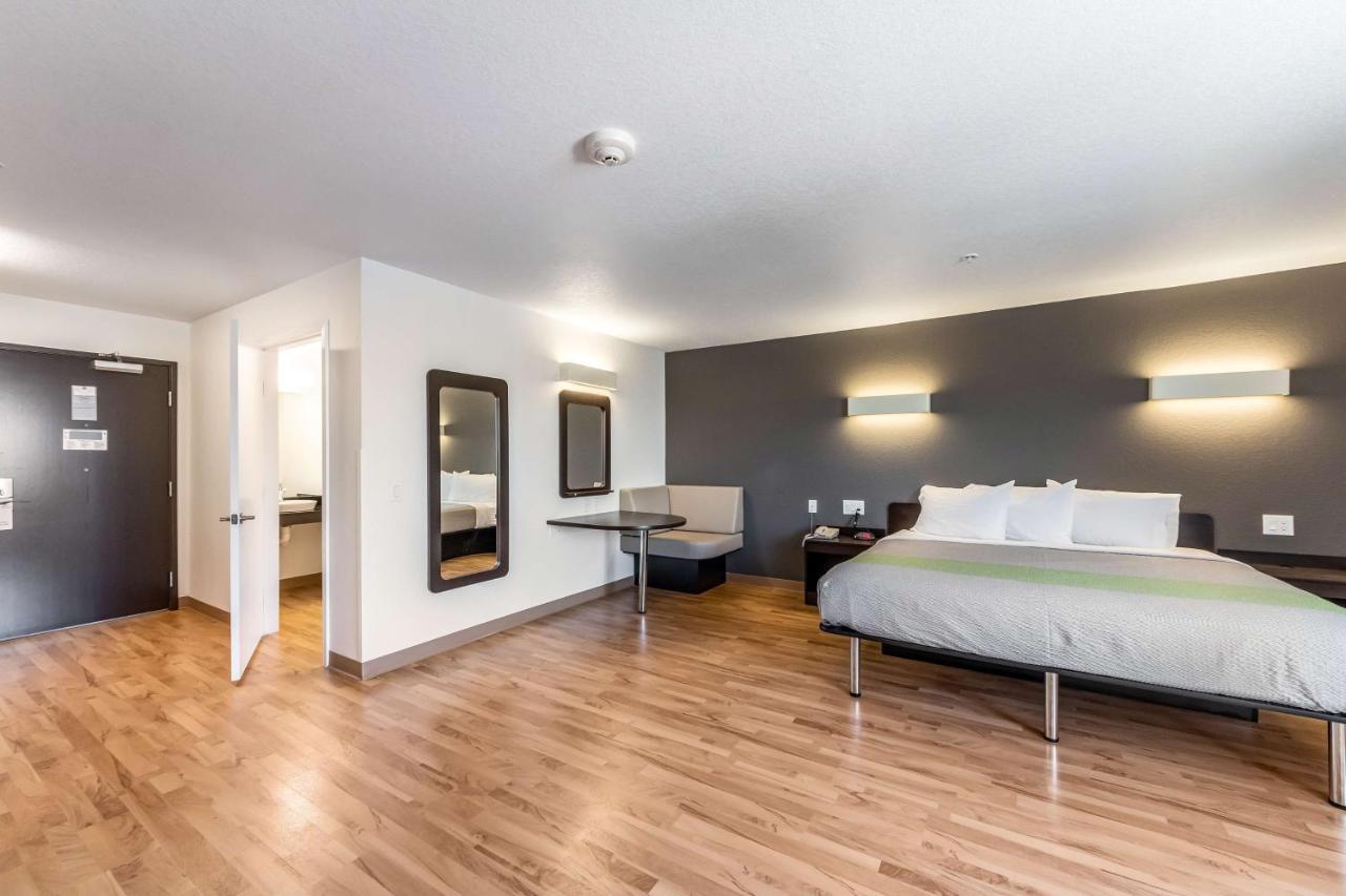 Deluxe King Room - Non-Smoking