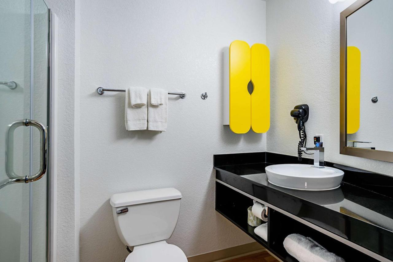 Deluxe Queen Room with Two Queen Beds - Non-Smoking