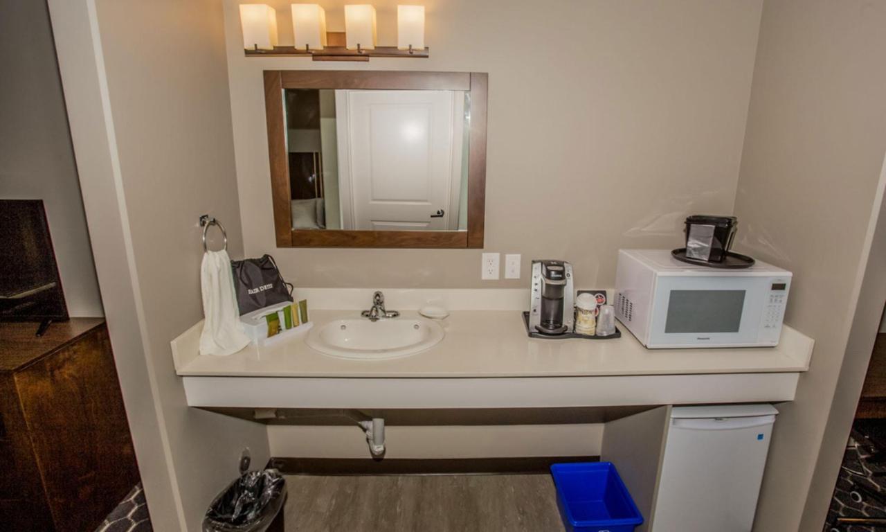 Deluxe Queen Suite