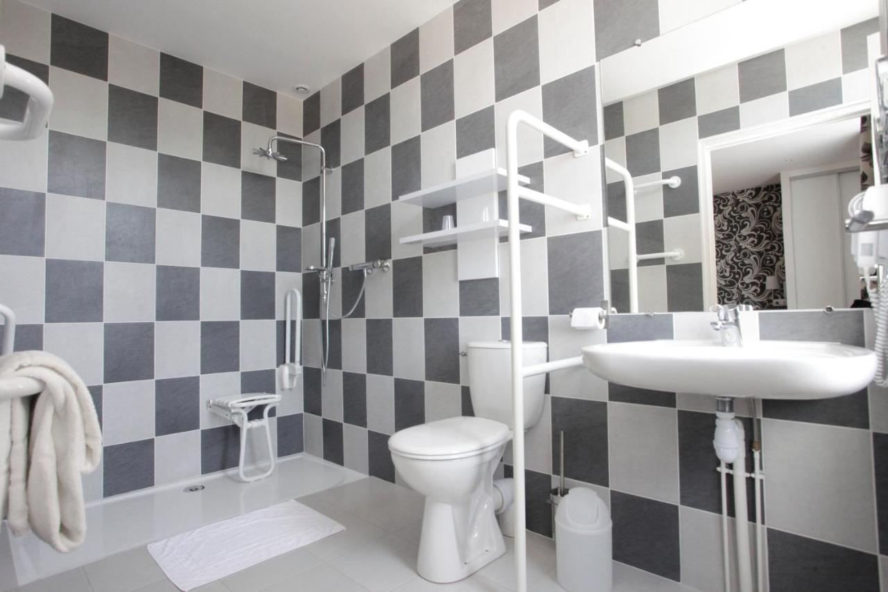 Chambre double PMR RdC sur rue or groundfloor on street side 14m2,738369853:JPEG